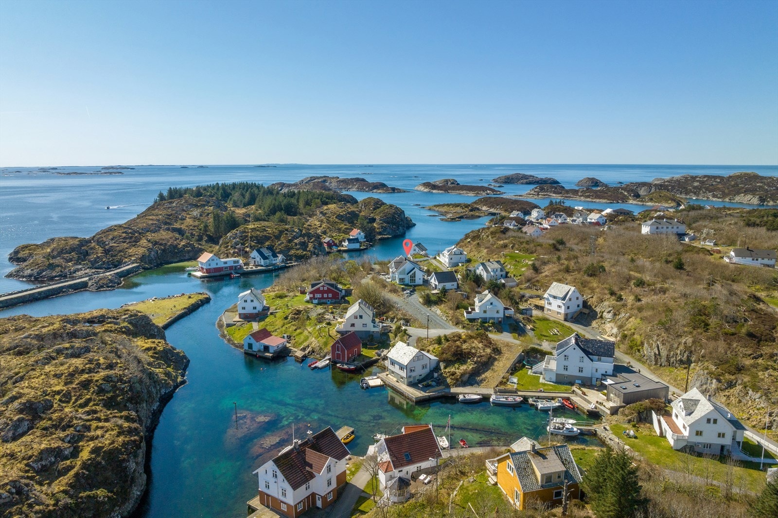 Eiendommen har en meget flott plassering på idylliske Espevær. Boligen troner fint på en høyde og her er sol og utsikt. Galleribilde