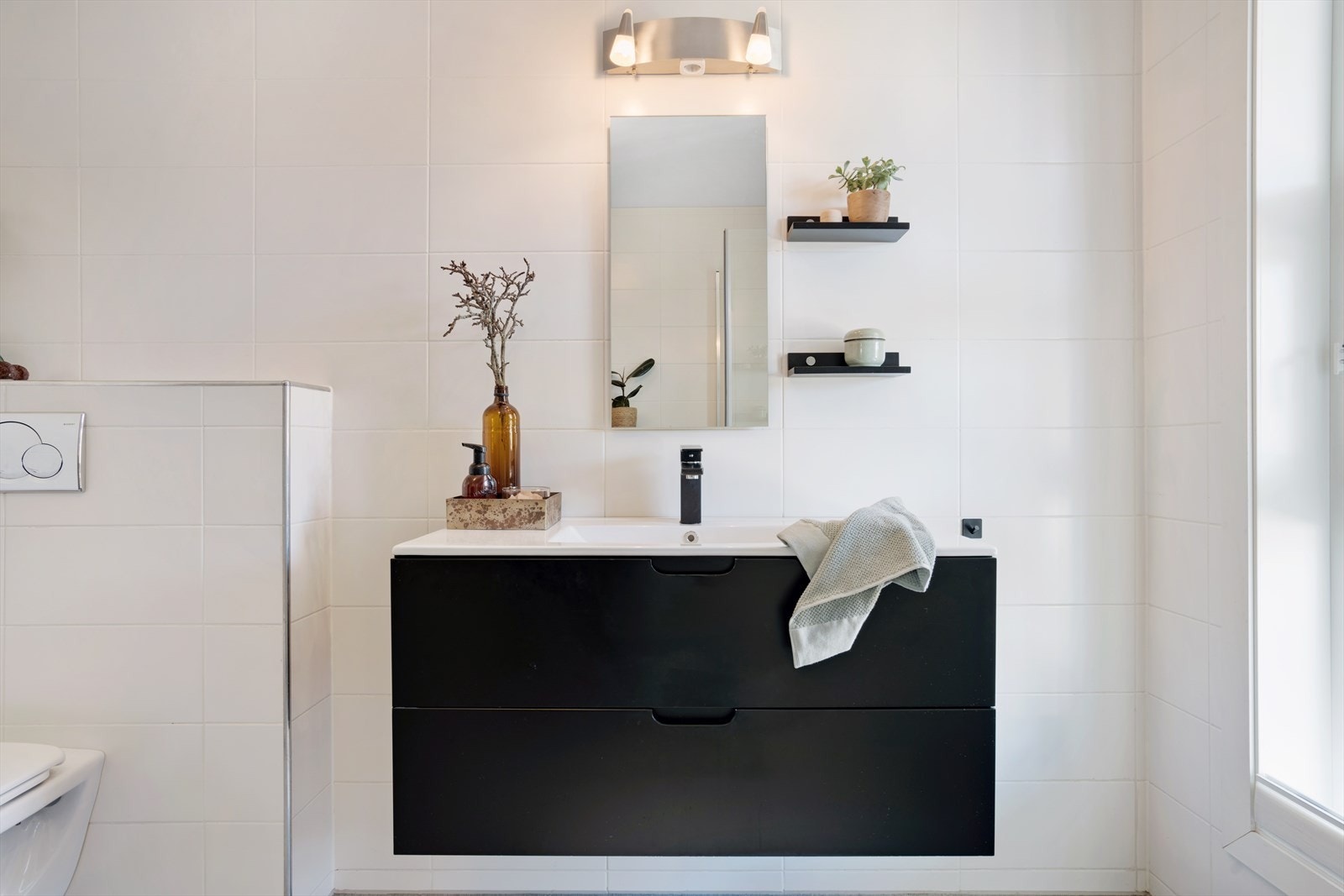 Badet er lyst og moderne Galleribilde
