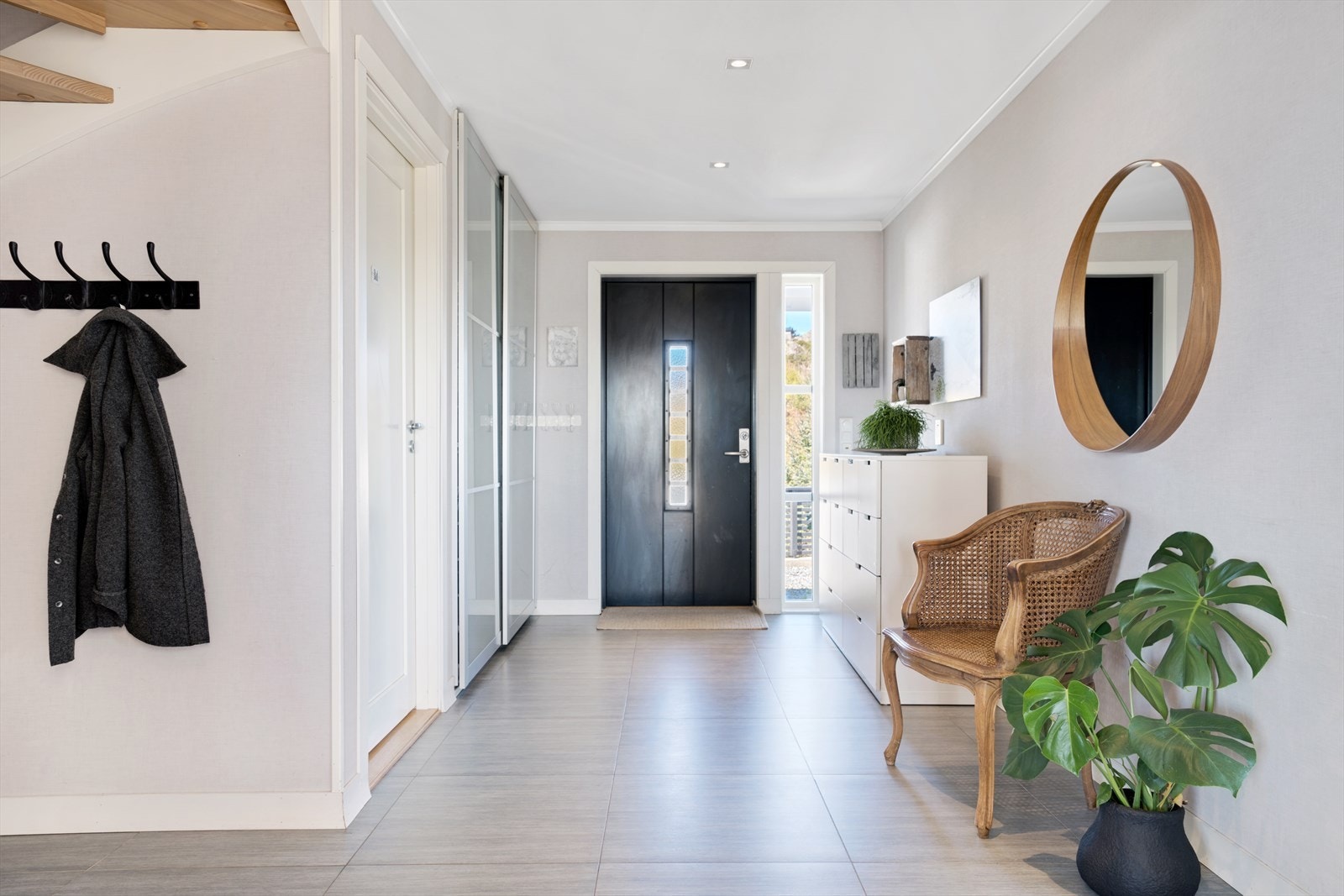 Når du kommer inn hoveddøren så møter en flott og romslig hall deg velkommen. Galleribilde
