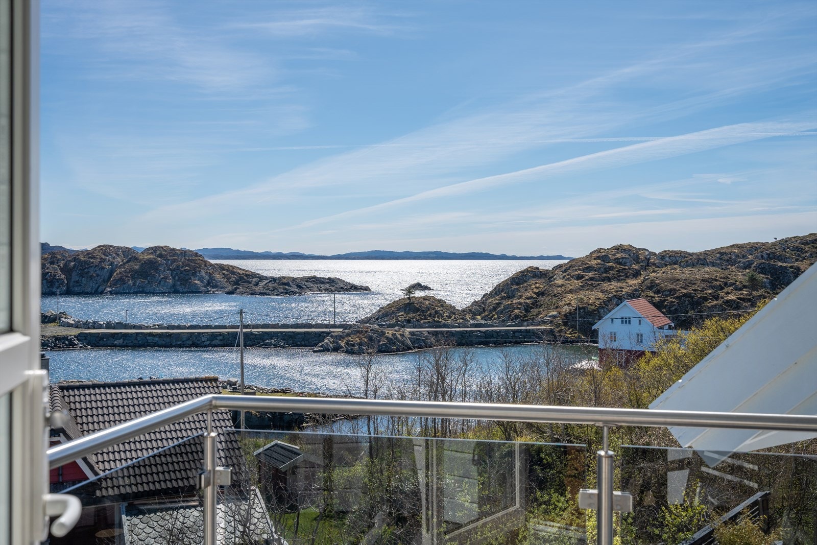 Eiendommen ligger på en høyde og har flott utsikt mot sjø og hav. Kort vei ned til egen sjøtomt. Galleribilde