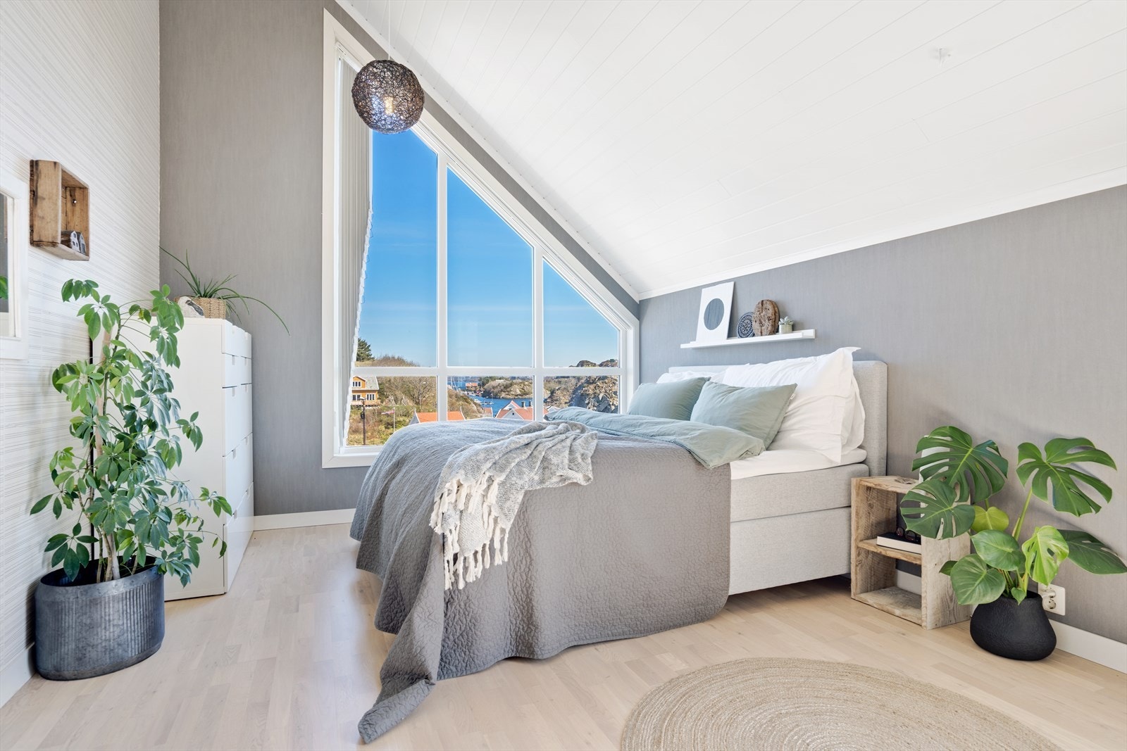 Soverom med mønet tak og flott utsikt over området og mot sjø. Galleribilde