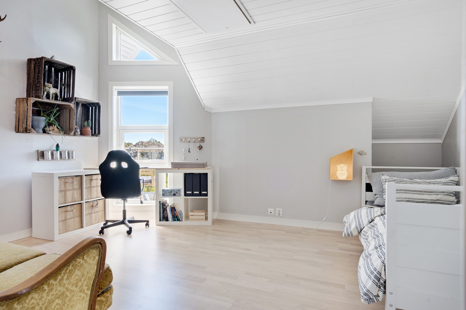 Et av soverommen i 2.etg. Romslig og lyst rom Galleribilde