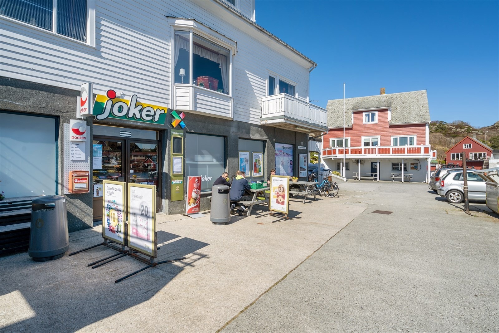 Når du ankommer Espevær med rutebåt møter du Jokerbutikken. Et viktig knutepunkt på øya. Her er god atmosfære. Galleribilde