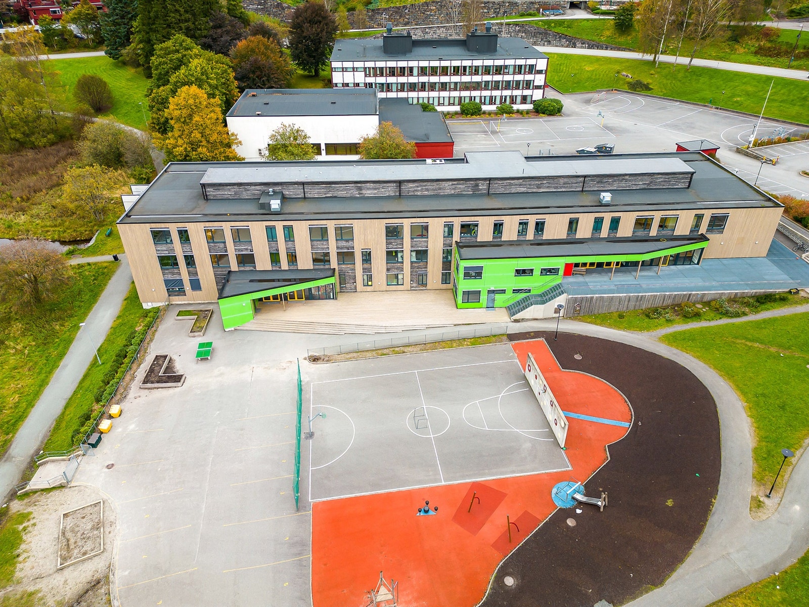 - Lynghaug skole (8-10 kl.) ligger rett ved - Galleribilde