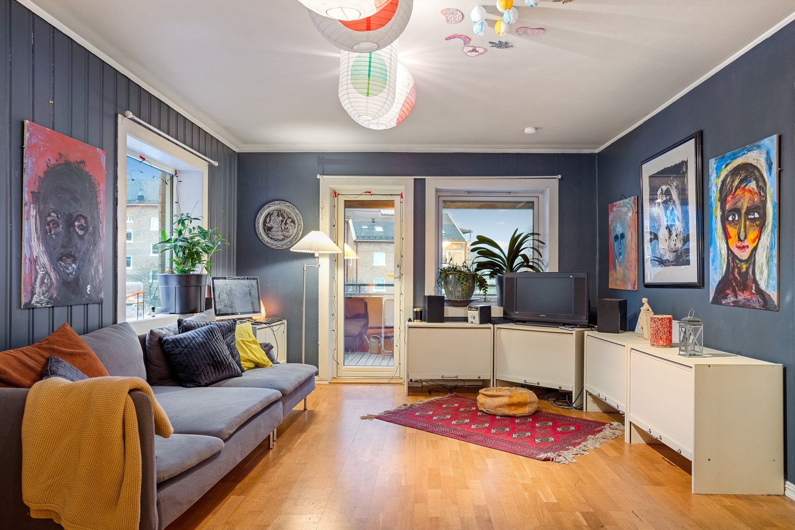Leiligheten har en koselig stue (22,6 m²) med utgang til solrik balkong på 7 m². Galleribilde