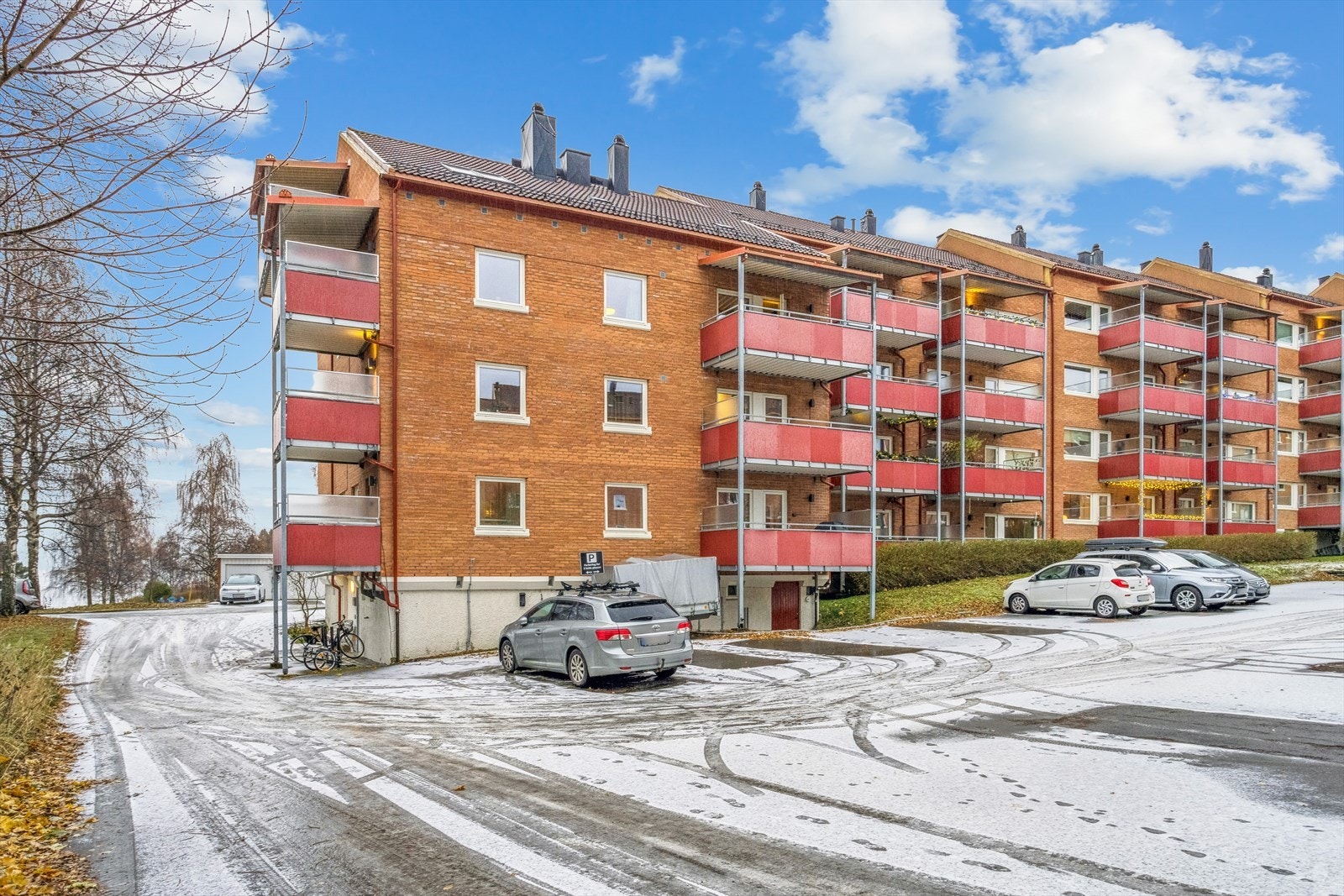 Stor parkeringsplass med felles og leide p-plasser. Galleribilde