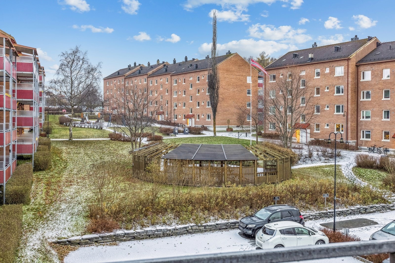 Hage i borettslaget med paviljong m/grill og lekeplass. Velkommen til Fagerheim Allè 46. Galleribilde