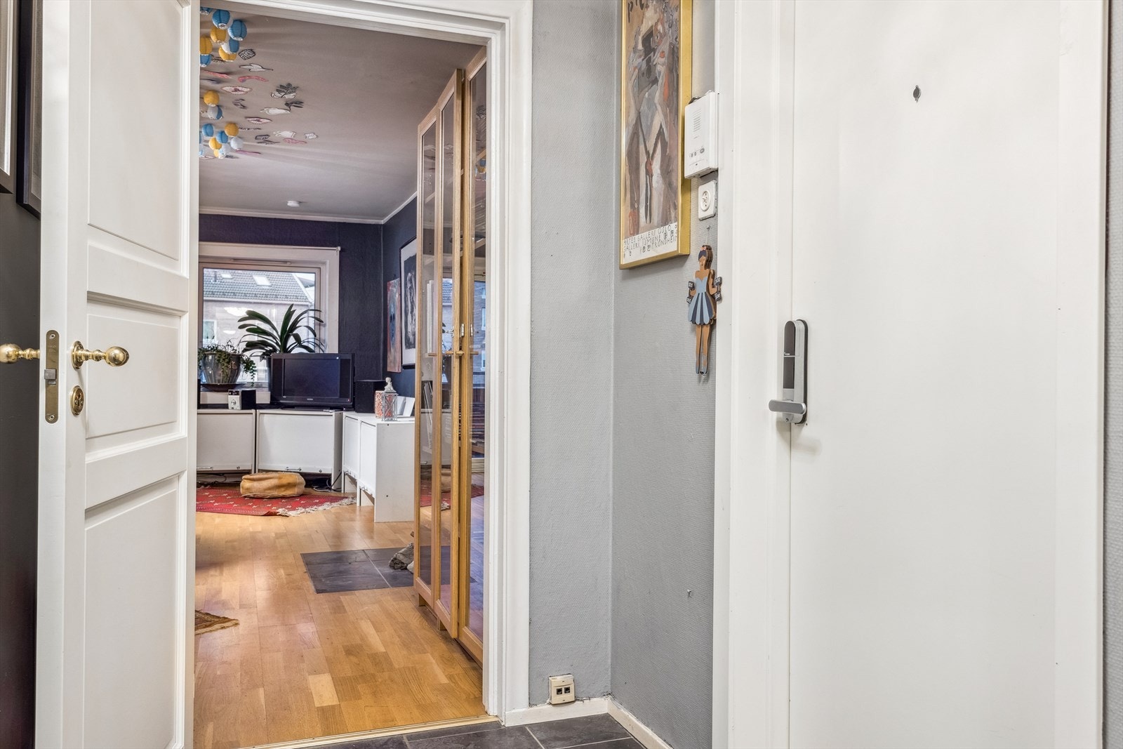 Fra entrè med inngang til stue. Galleribilde