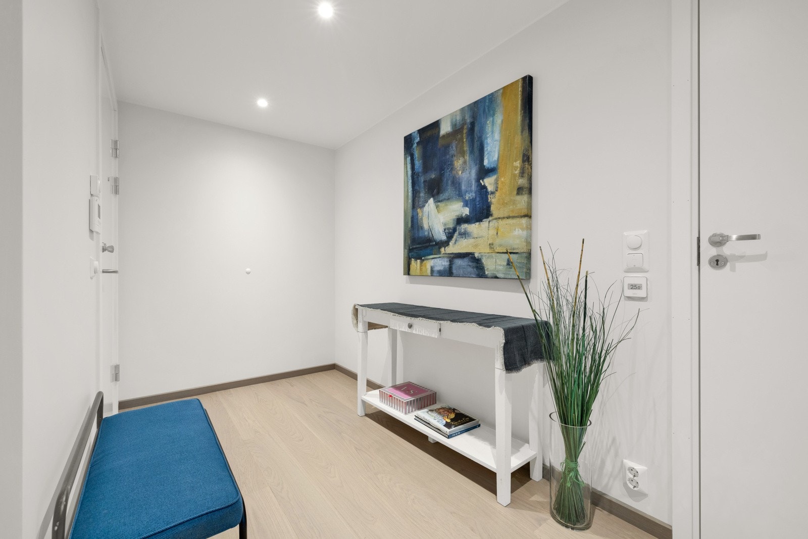 Romslig og praktisk entré med oppbevaringsmuligheter. Galleribilde