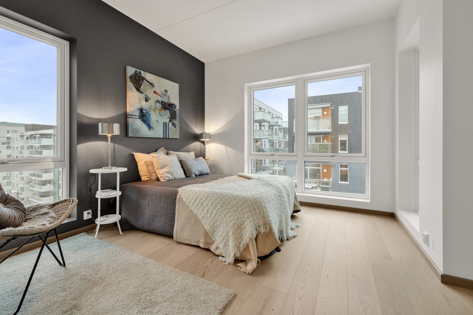 Soverommet er av god størrelse og har store vindusflater i flere retninger. Galleribilde