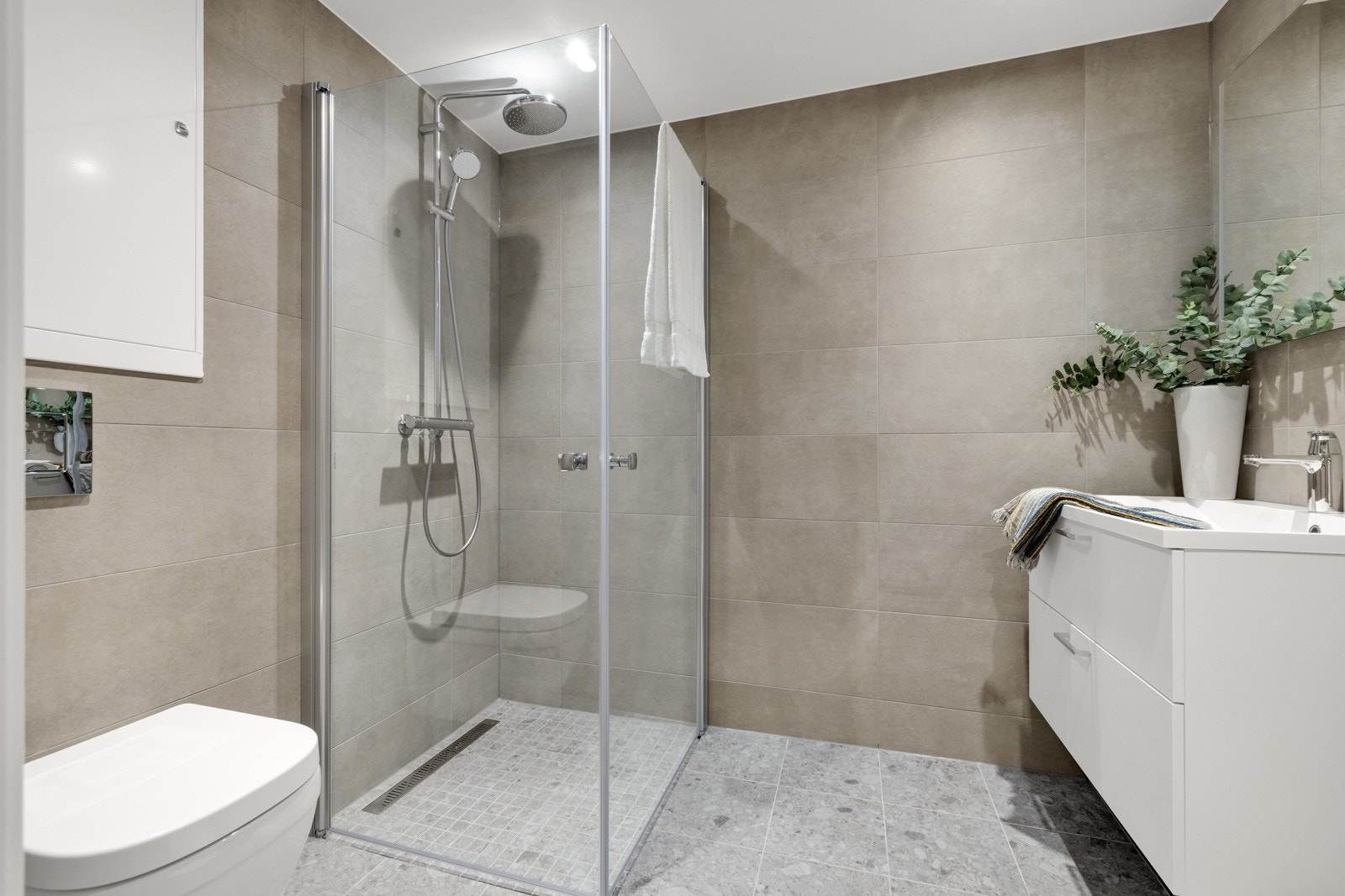 Meget delikat bad med varme i gulv. Galleribilde