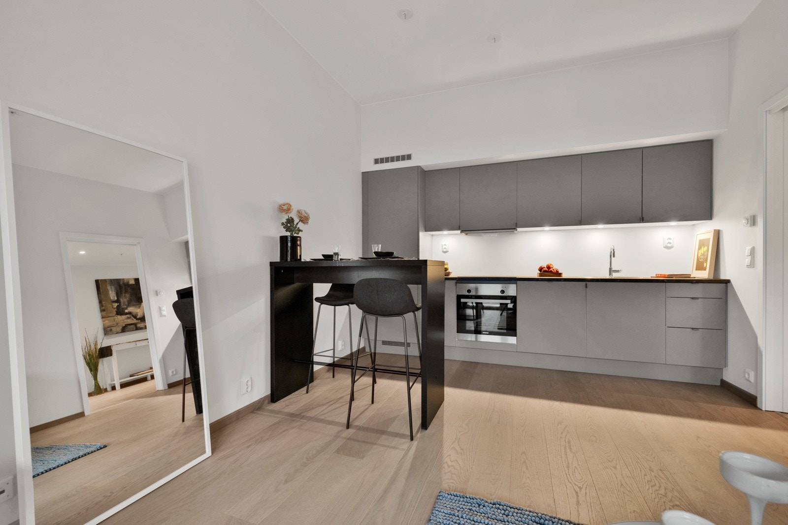 God takhøyde i kombinasjon med store vindusflater sørger for optimale lysforhold. Galleribilde