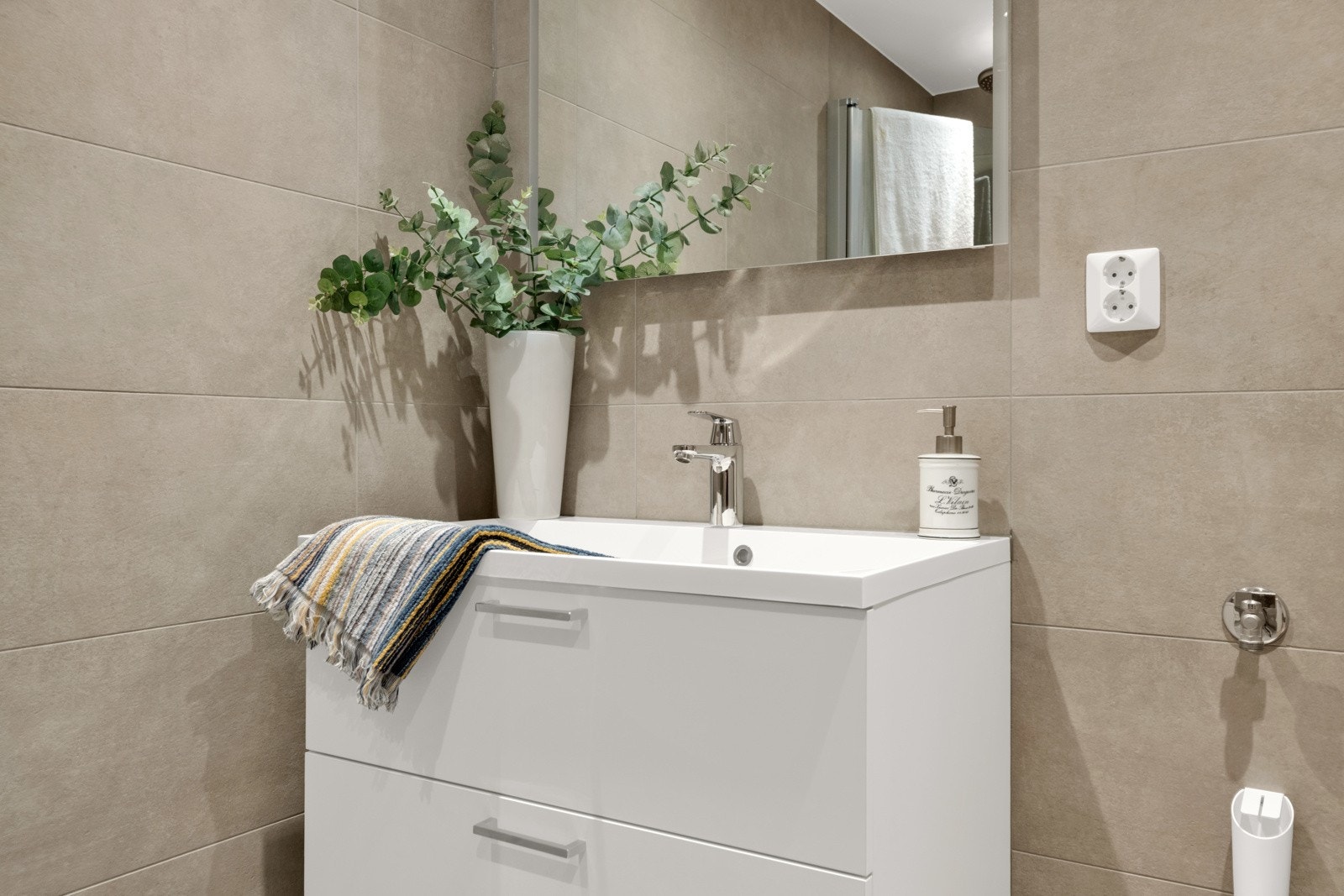 Romslig og delikat bad med opplegg for vaskemaskin. Galleribilde