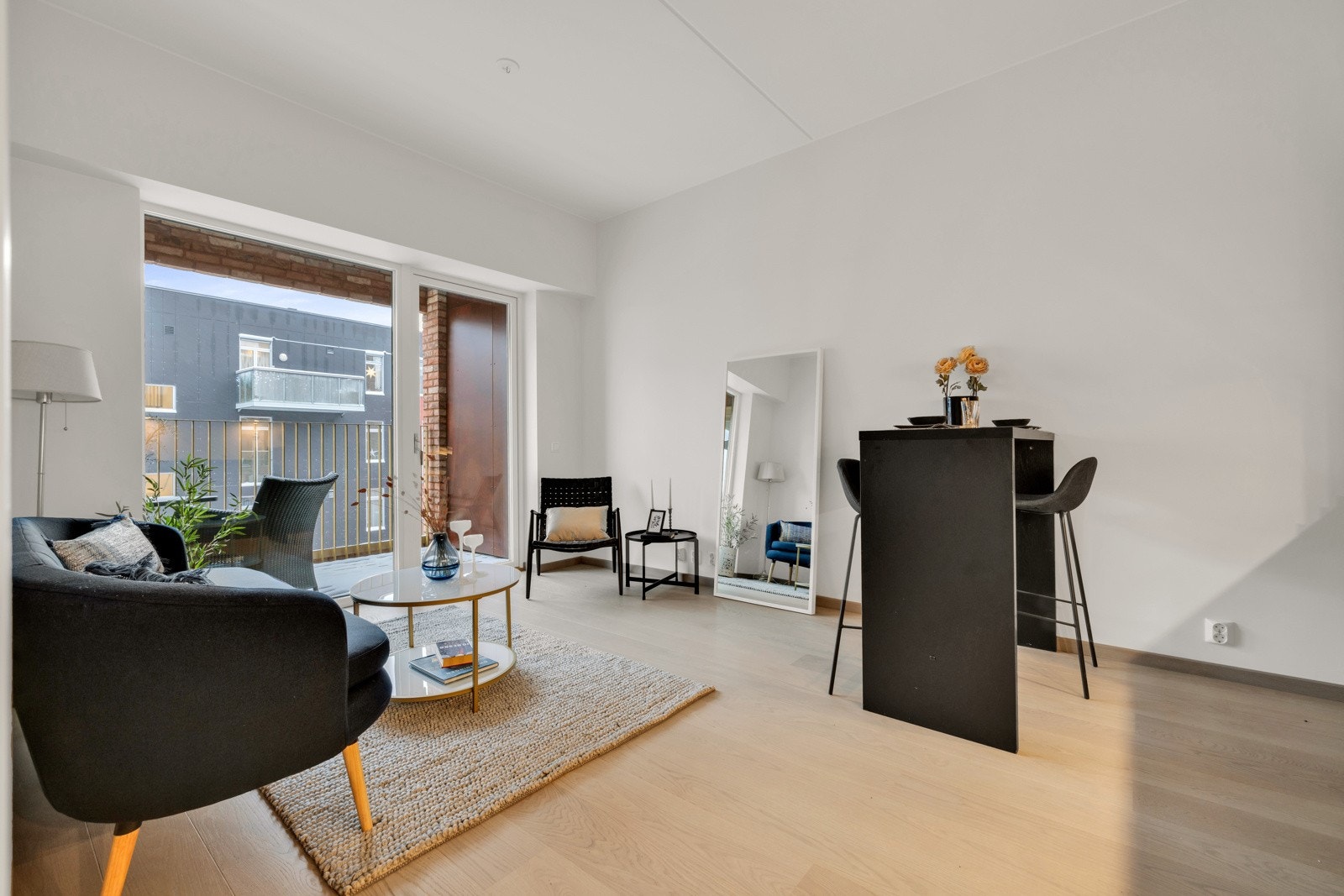 Lysmalte vegg- og takflater, 1 stavs parkett på gulv. Flytt rett inn! Galleribilde