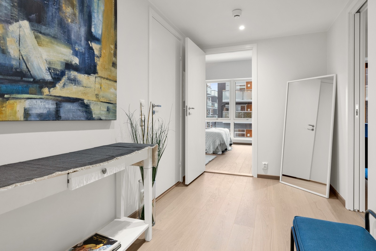 Romslig og praktisk entré med oppbevaringsmuligheter. Galleribilde