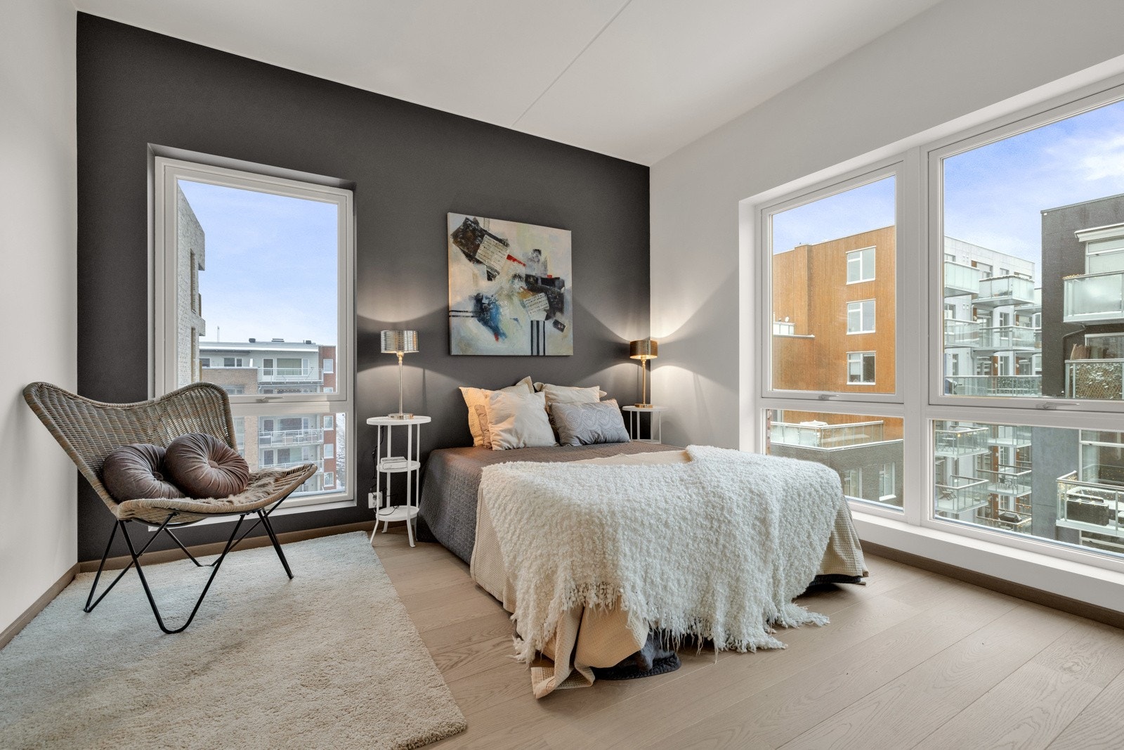 God plass til dobbeltseng, nattbord og garderobeskap. Galleribilde