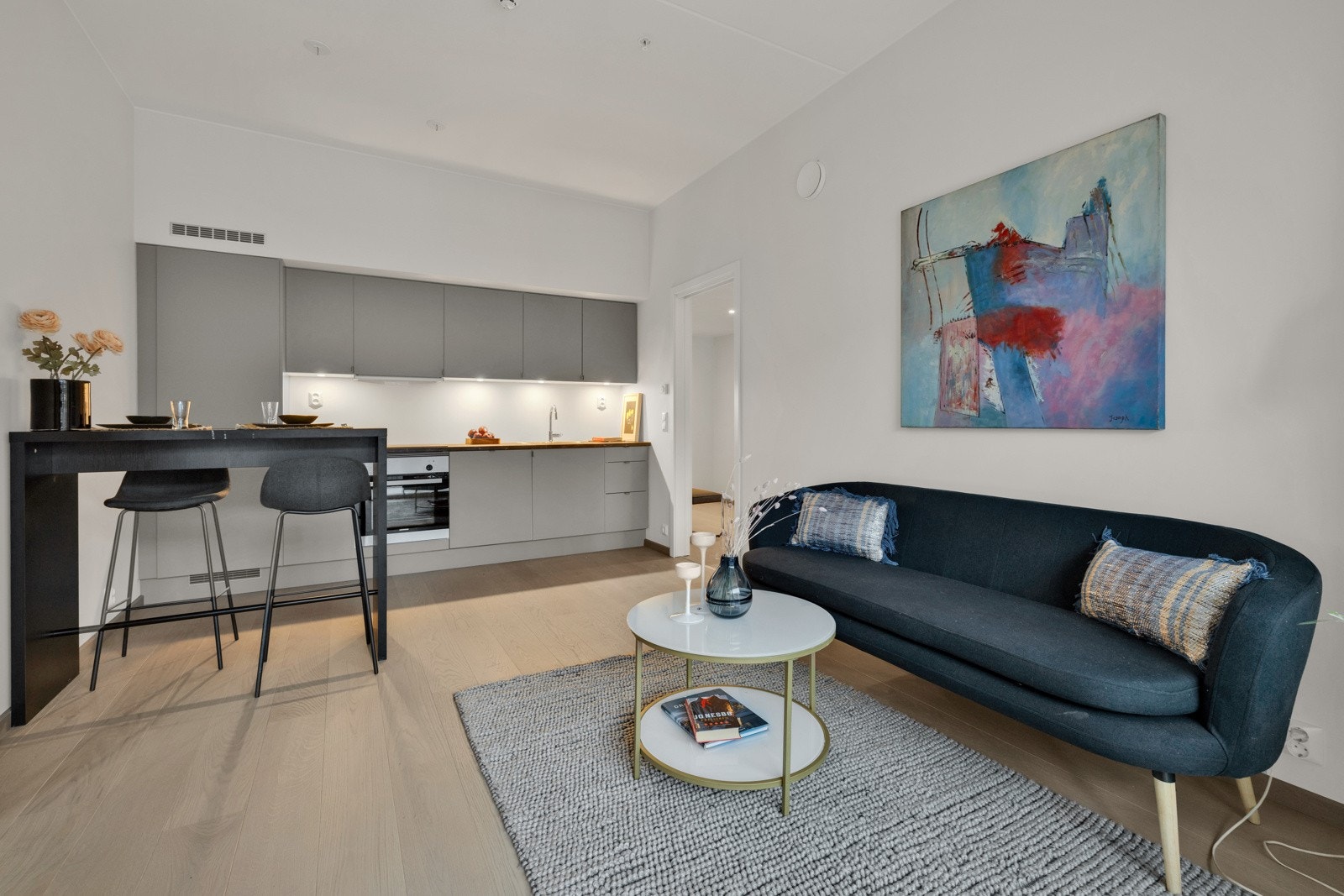 Bygget stod ferdig i desember 2023 og leiligheten holder følgelig en svært god standard. Galleribilde