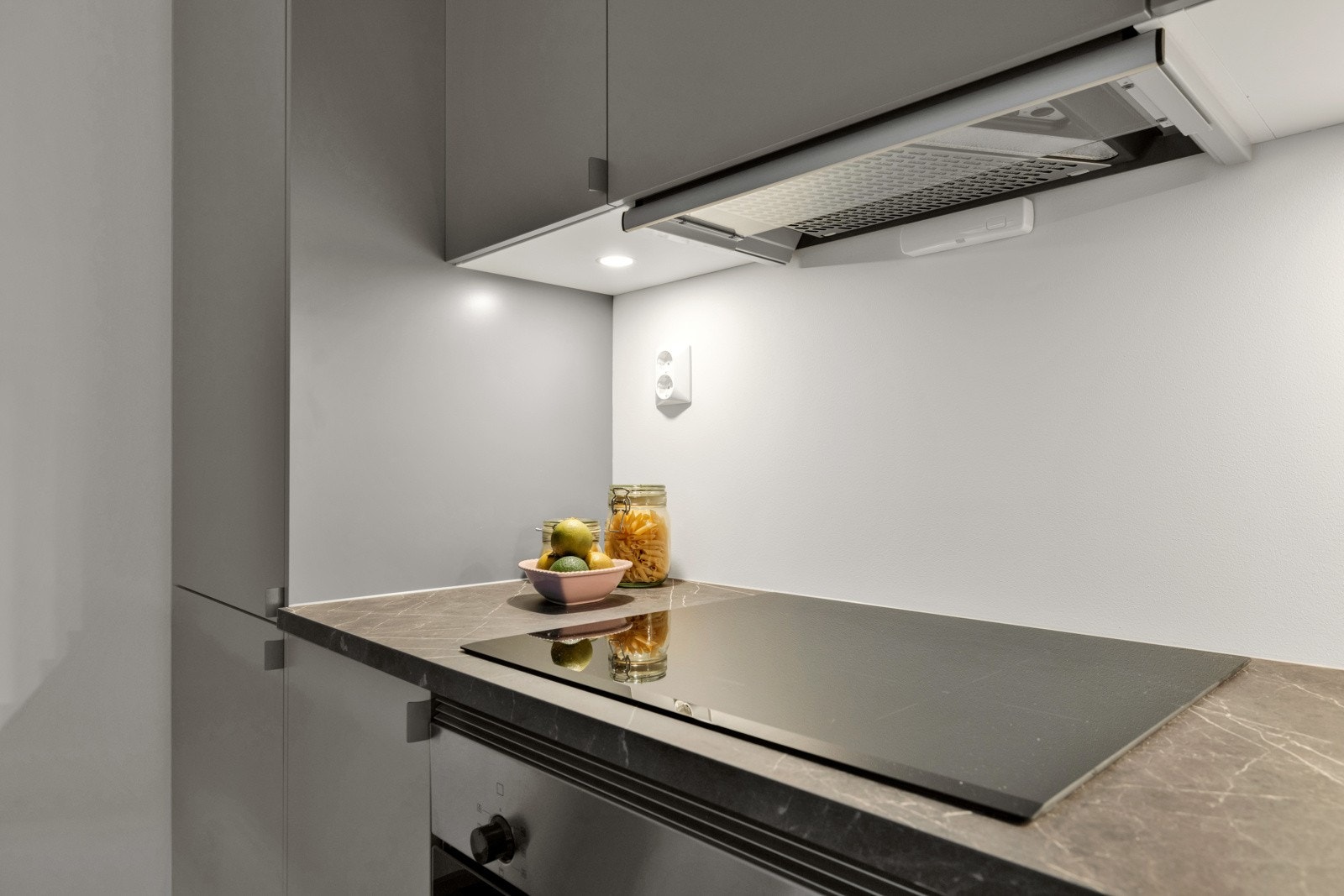 Moderne kjøkkeninnredning med integrerte hvitevarer. Galleribilde