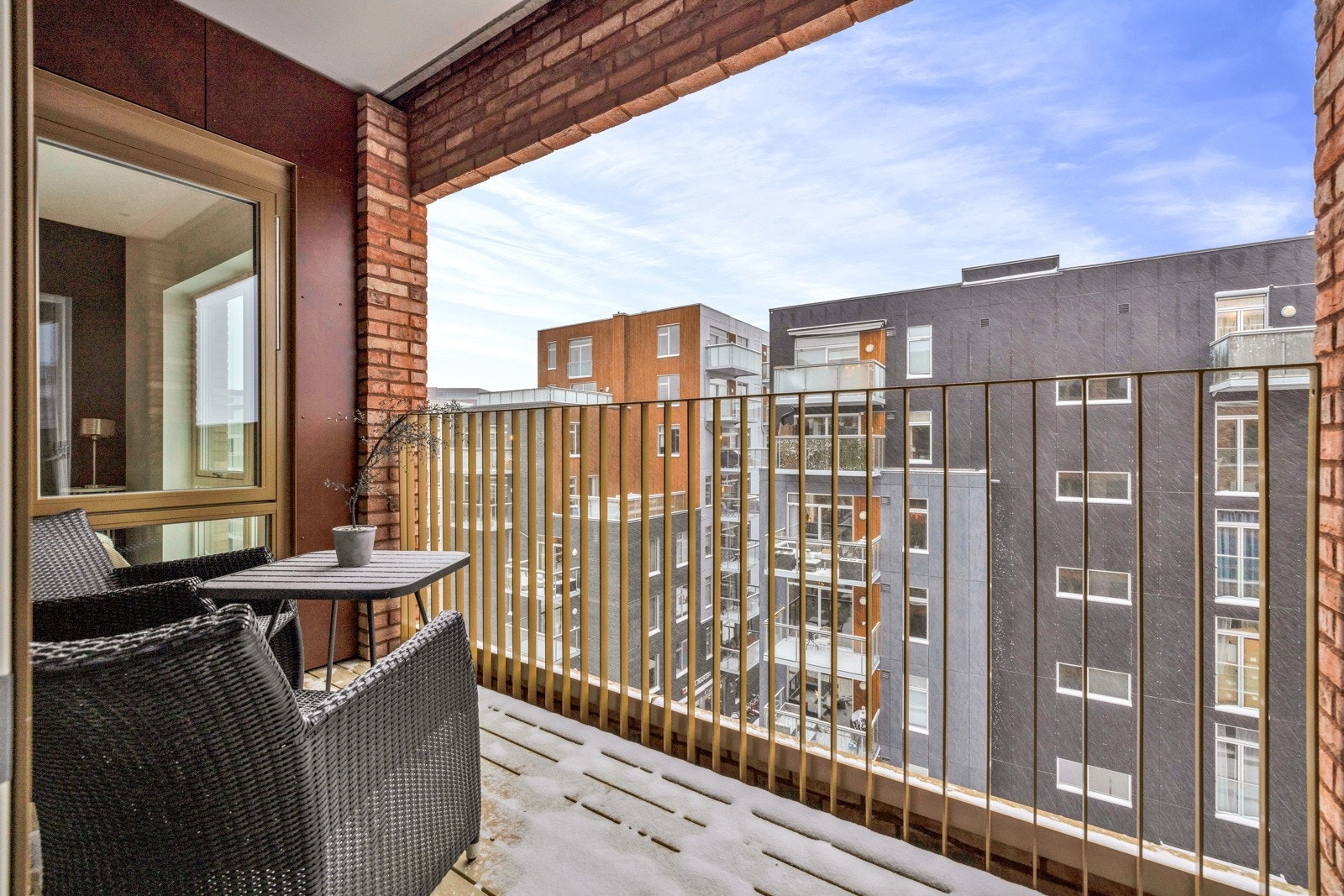 God plass til utemøbler, planter og grill på balkongen. Galleribilde