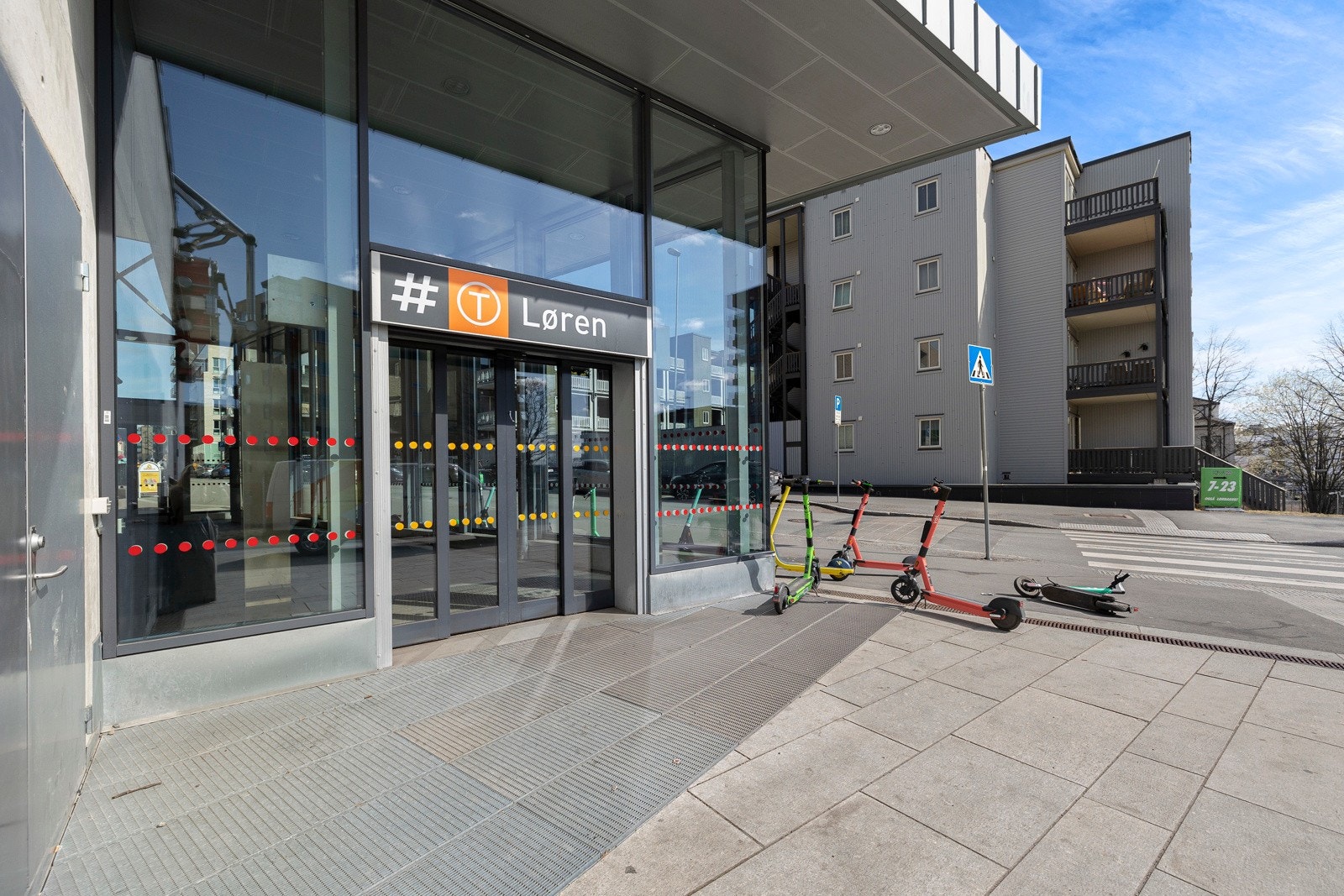 Kort vei til T-bane på Løren Galleribilde