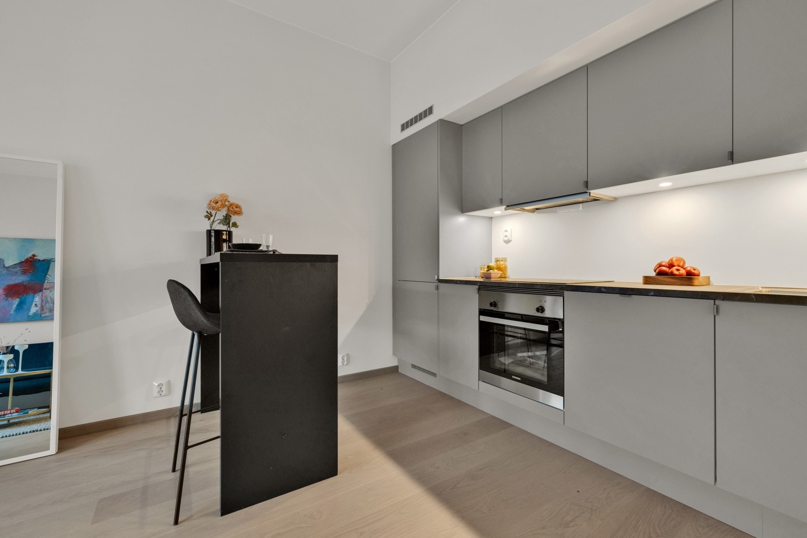 Moderne kjøkkeninnredning med integrerte hvitevarer. Galleribilde