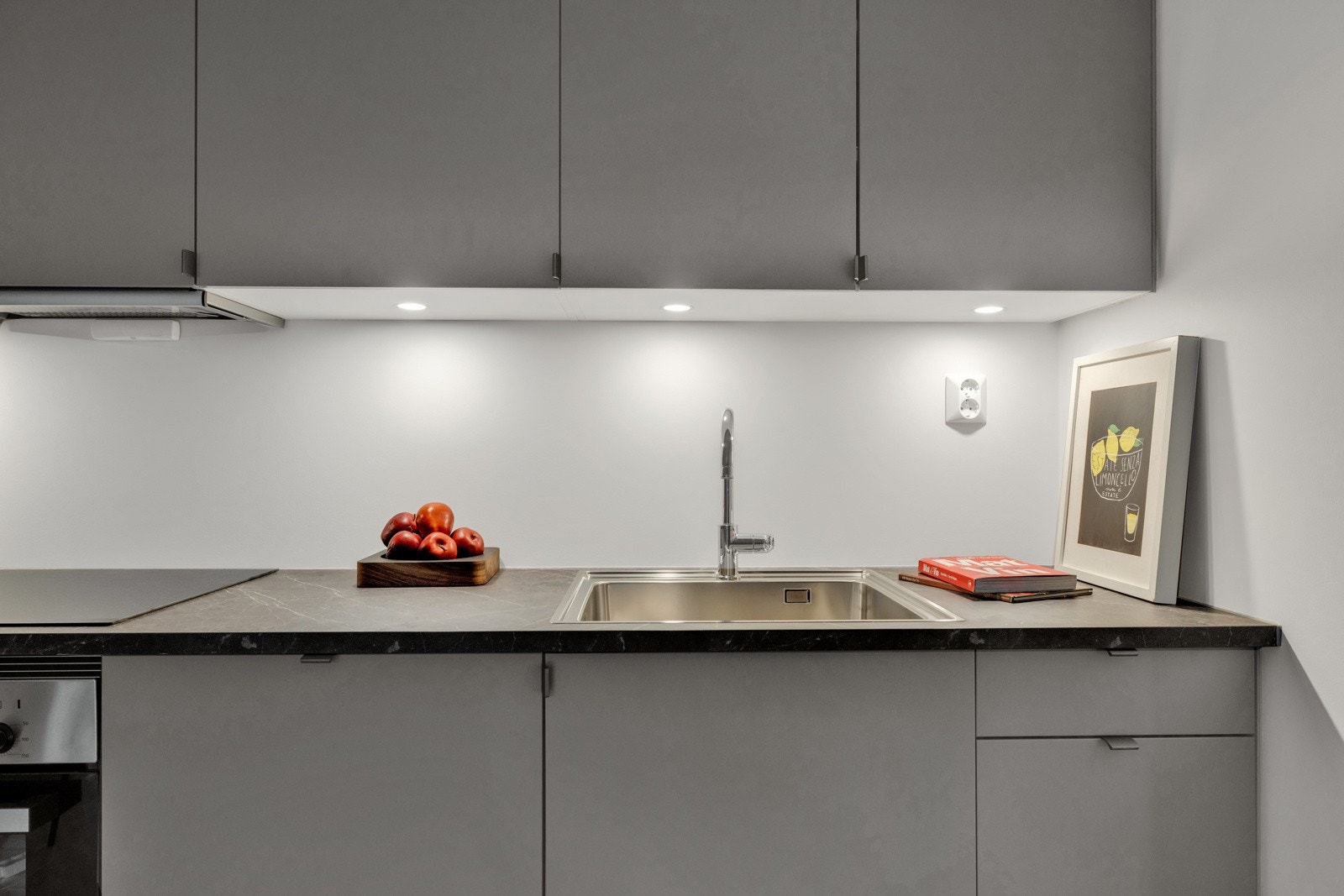 Moderne kjøkkeninnredning med integrerte hvitevarer. Galleribilde