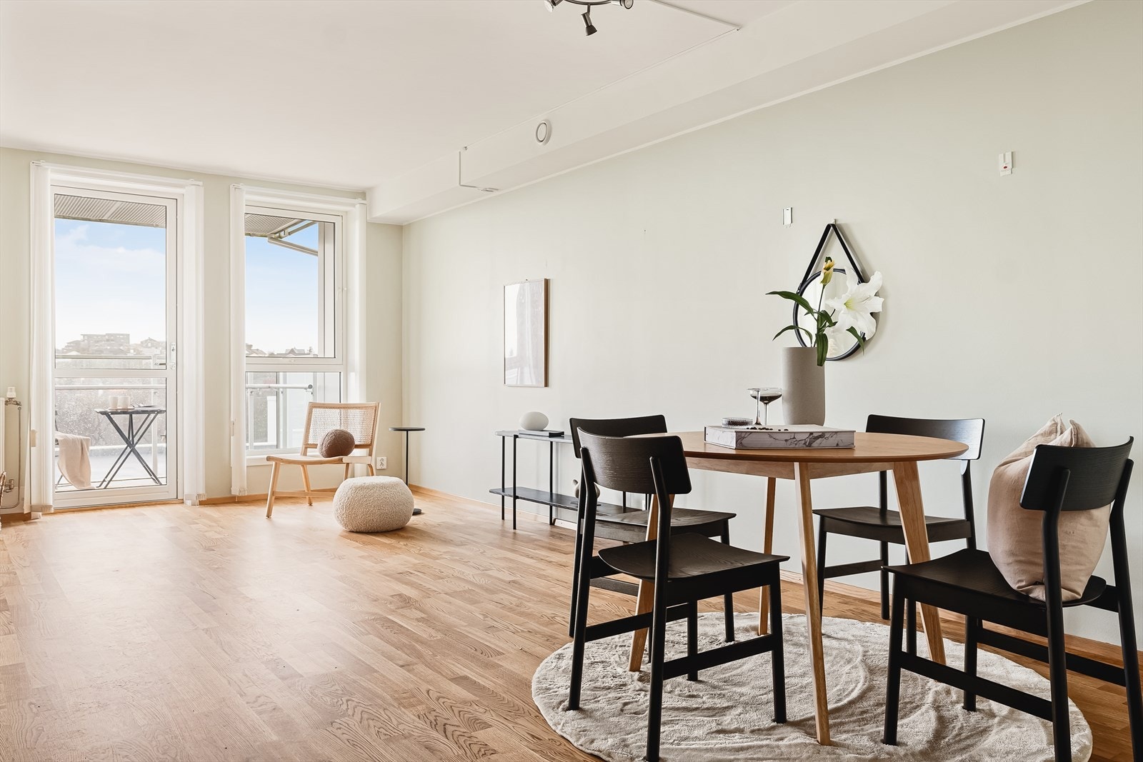 Stuen har store vindusflater som gir mye naturlig lysinnslipp til leiligheten Galleribilde