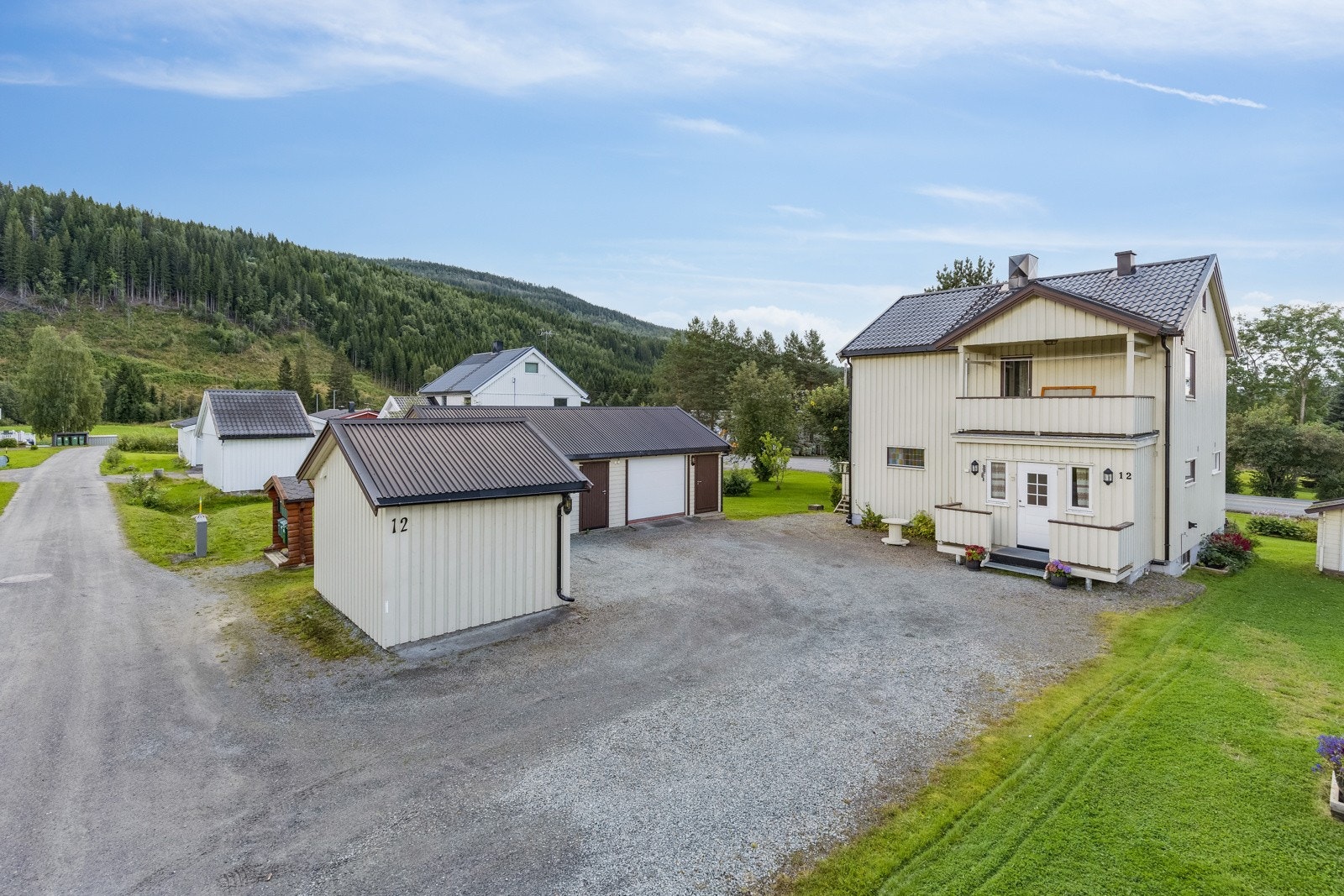 Eiendommen har en romslig dobbelgarasje i tillegg til uthus. Galleribilde