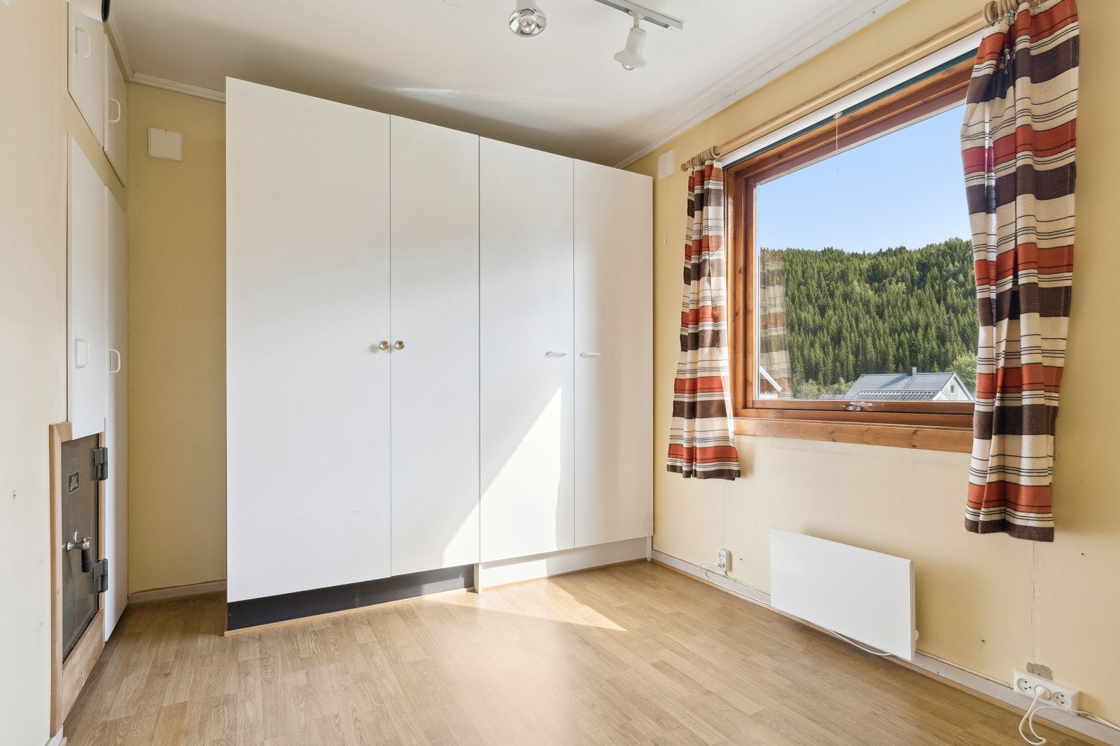Boligen har totalt 4 gode soverom på hhv. 7-, 8,5-, 11-, og 14 kvm. Galleribilde