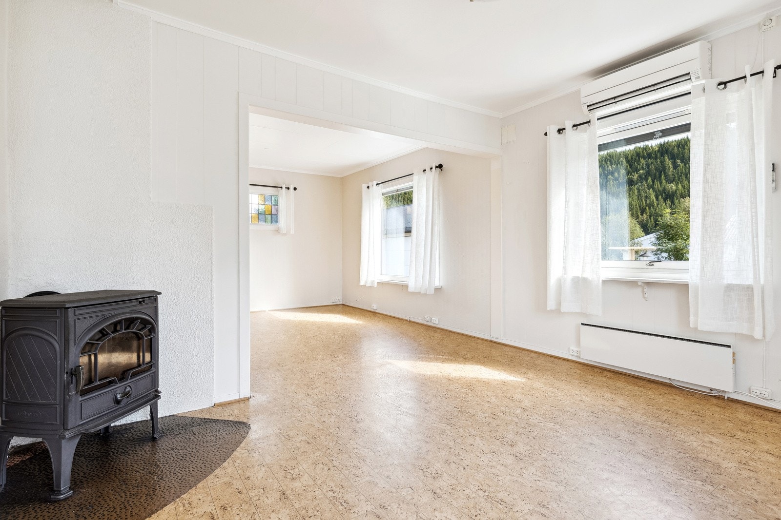 Lys stue med vedfyring og varmepumpe. Galleribilde