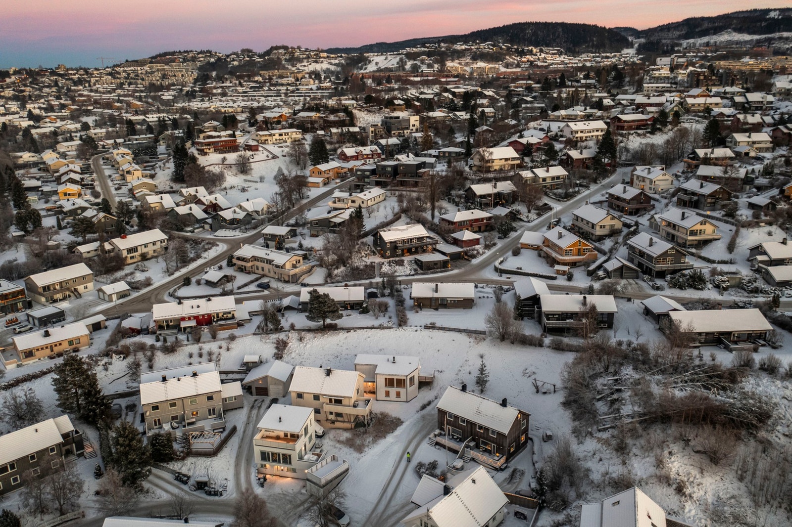 Boligen har en meget fin beliggenhet innerst i en vei med ingen gjennomgangstrafikk. Galleribilde