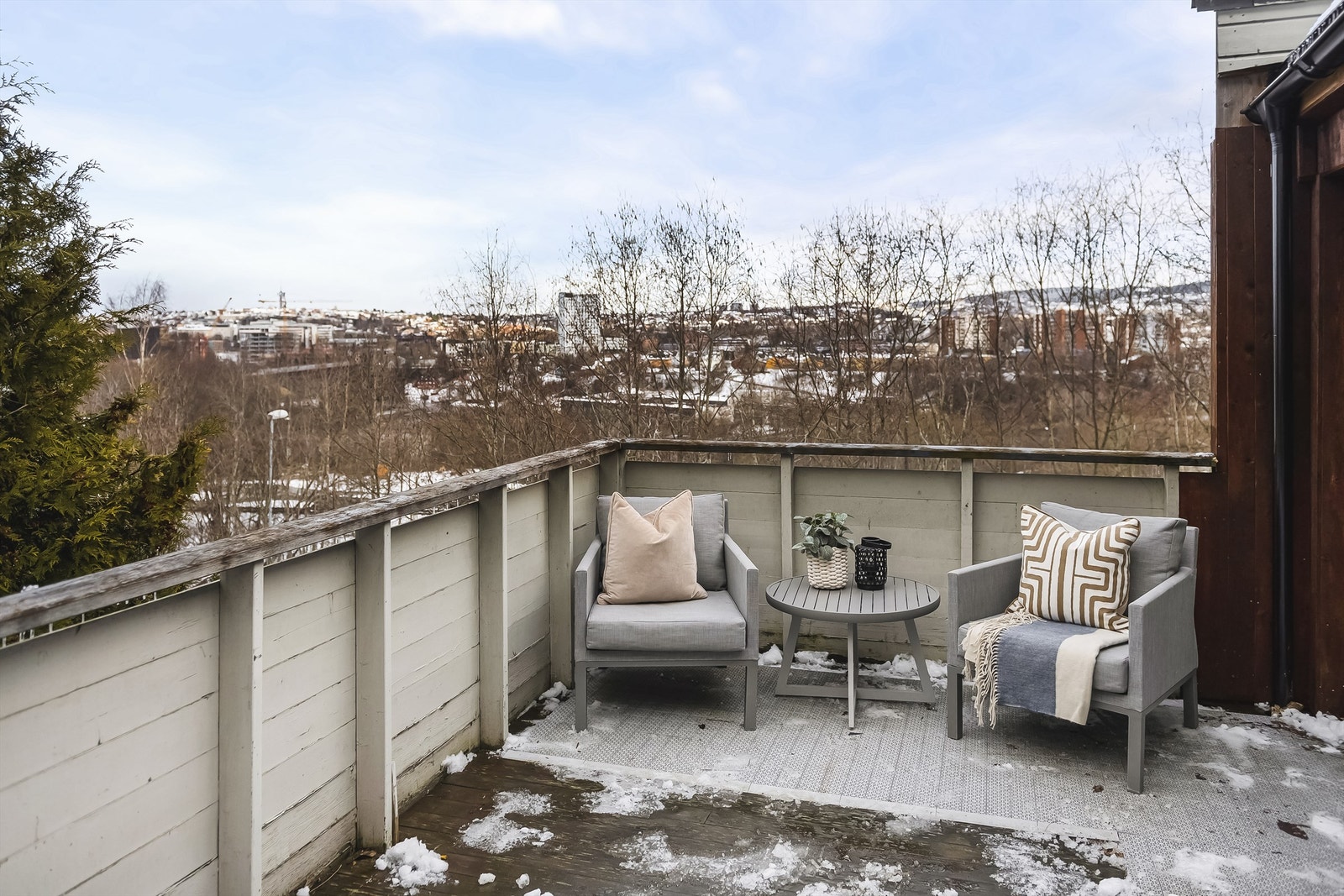 Stor terrasse med fine utsiktsforhold Galleribilde