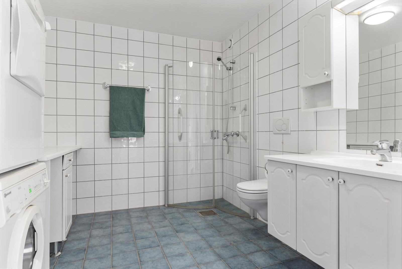 Flislagt bad/vaskerom Galleribilde