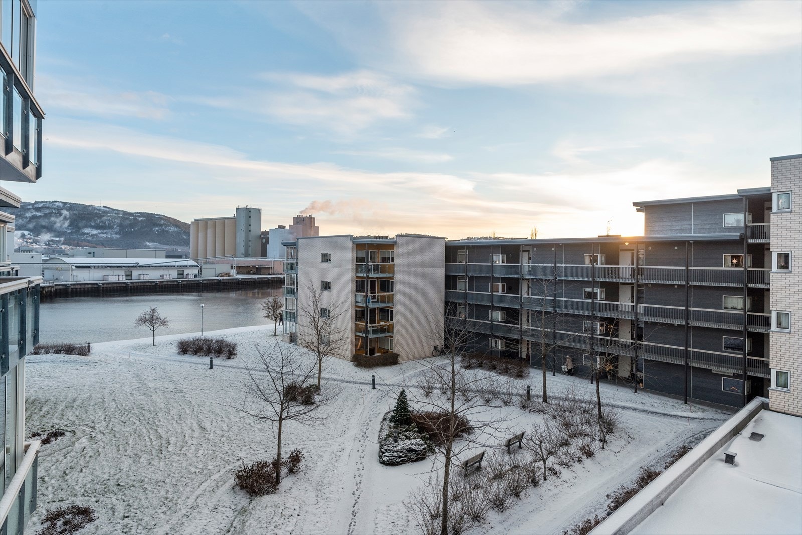 Utsikt fra balkong mot elva Galleribilde