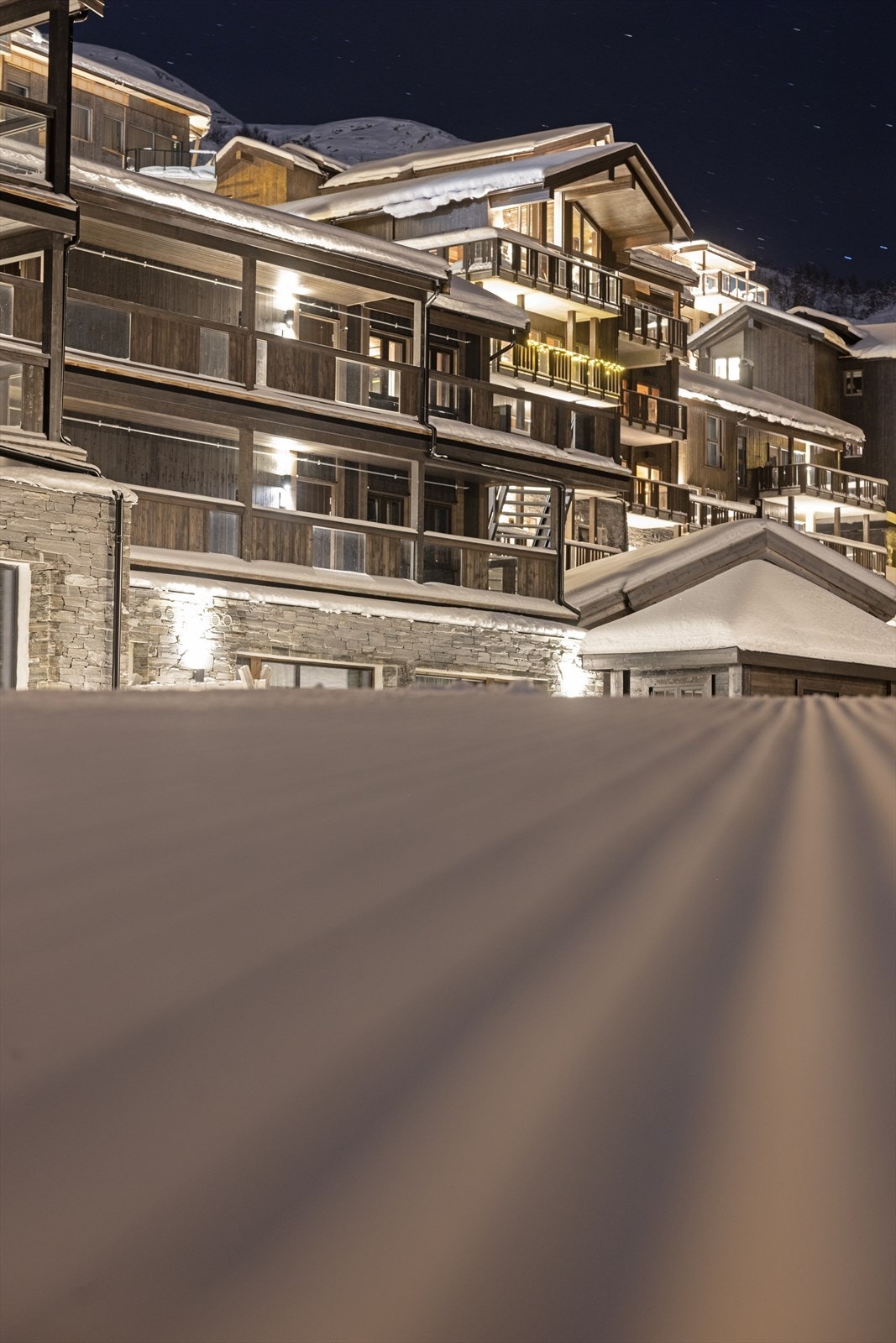 Tunet på Skigaarden er bilfritt og vakkert belyst. Her er fjellatmosfæren absolutt når preppemaskinene suser forbi! Galleribilde