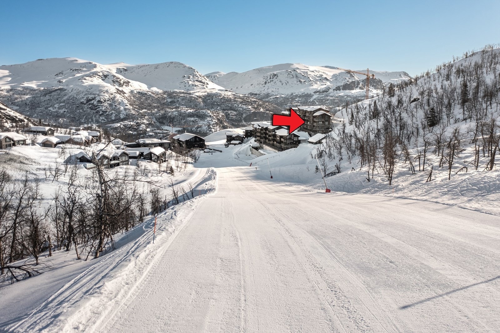 Bilde fra Tindenløypa mot Skigaarden. Leiligheten ligger høyt og fritt med ski inn/ut i Skigaarden AP7. Galleribilde