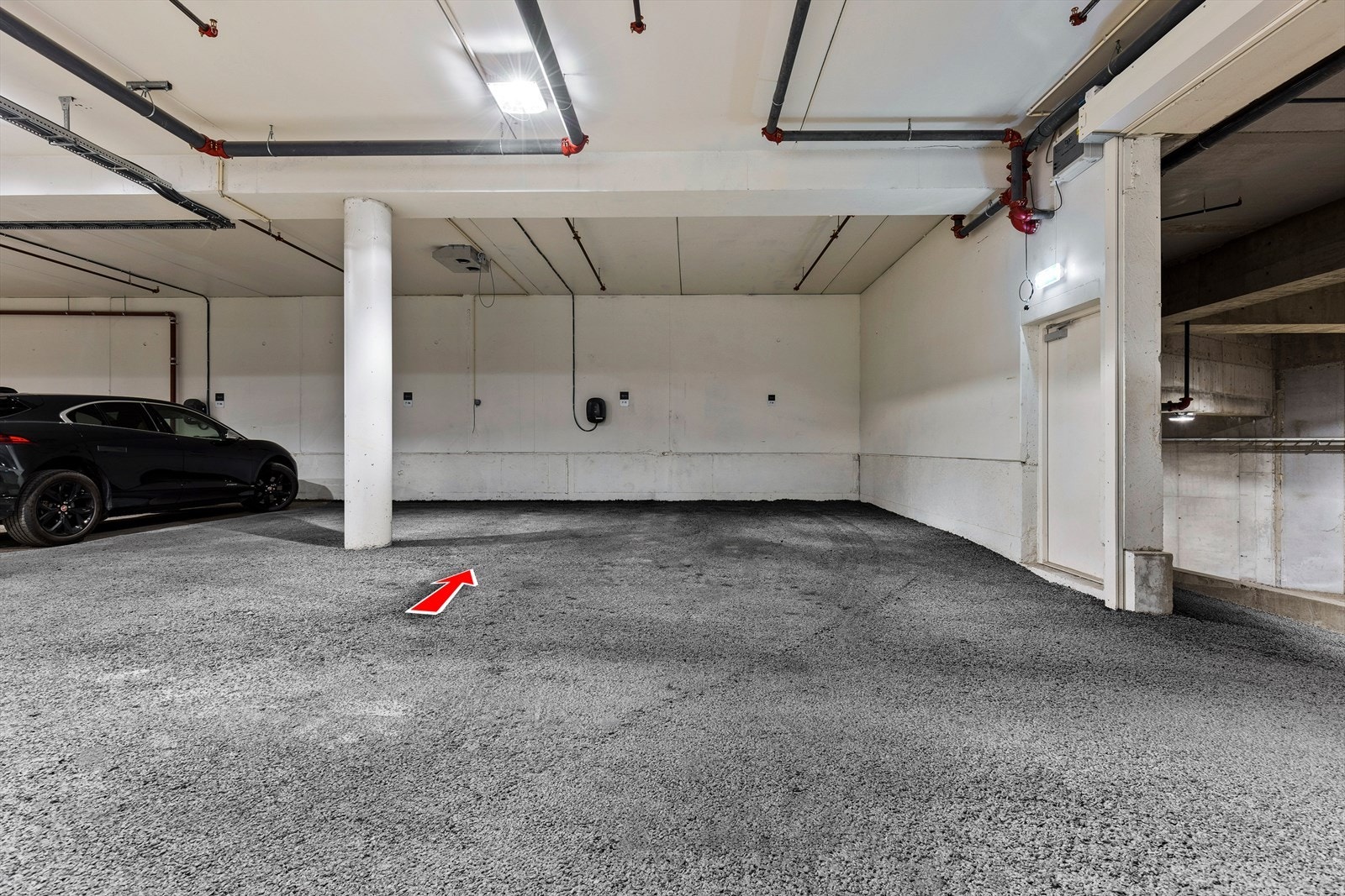 Parkeringsplass med elbil-lader. Galleribilde