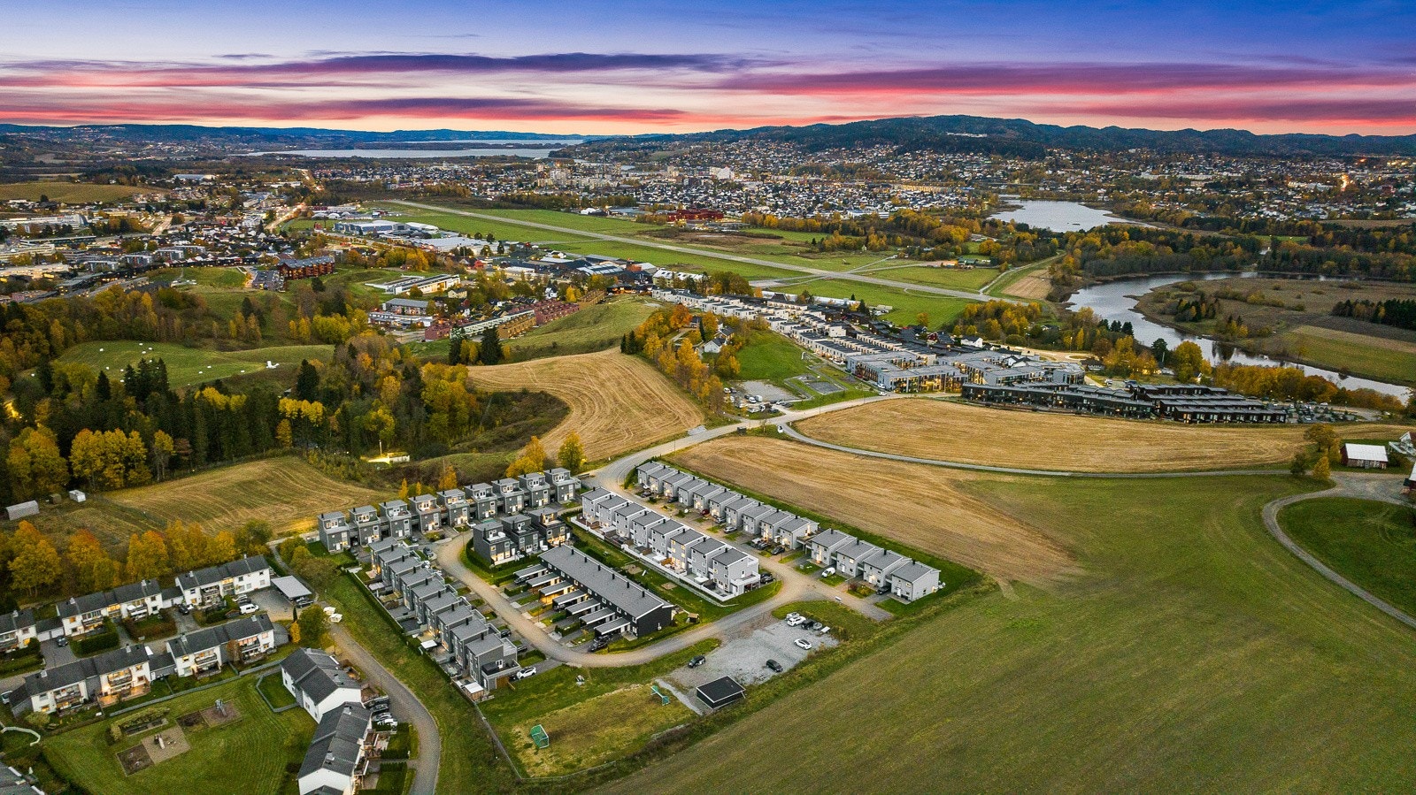 Med kort vei til skoler, barnehager, butikker, buss og idrettsfasiliteter må området sies å ha noe for et hvert familiemedlem. Galleribilde