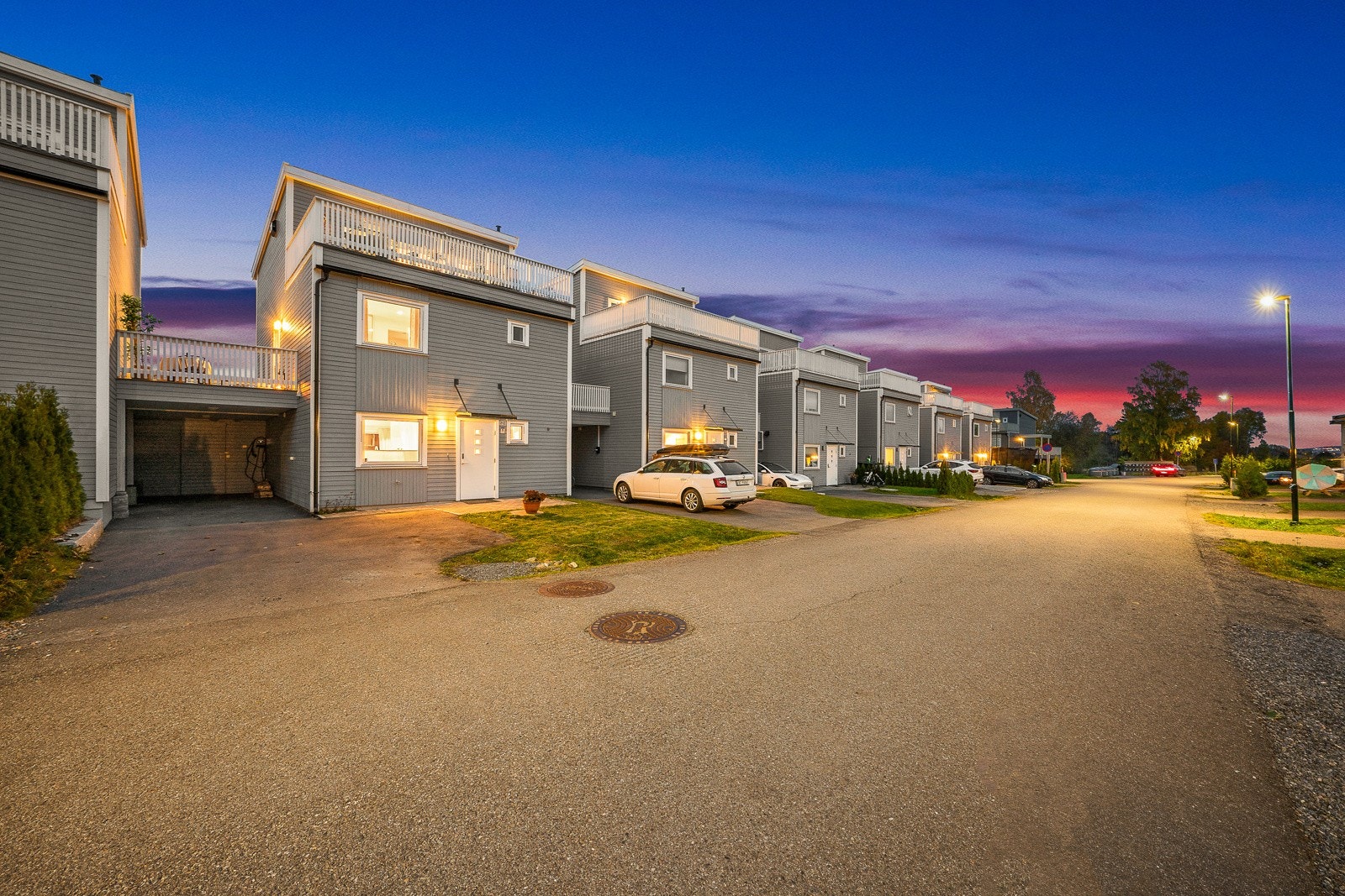 Påkostet kjedet enebolig fra 2016, på tre innholdsrike plan.Videre er det asfaltert gårdsplass og carport med elbillader medfølger. Stor gjesteparkering som i praksis aldri blir full. Galleribilde