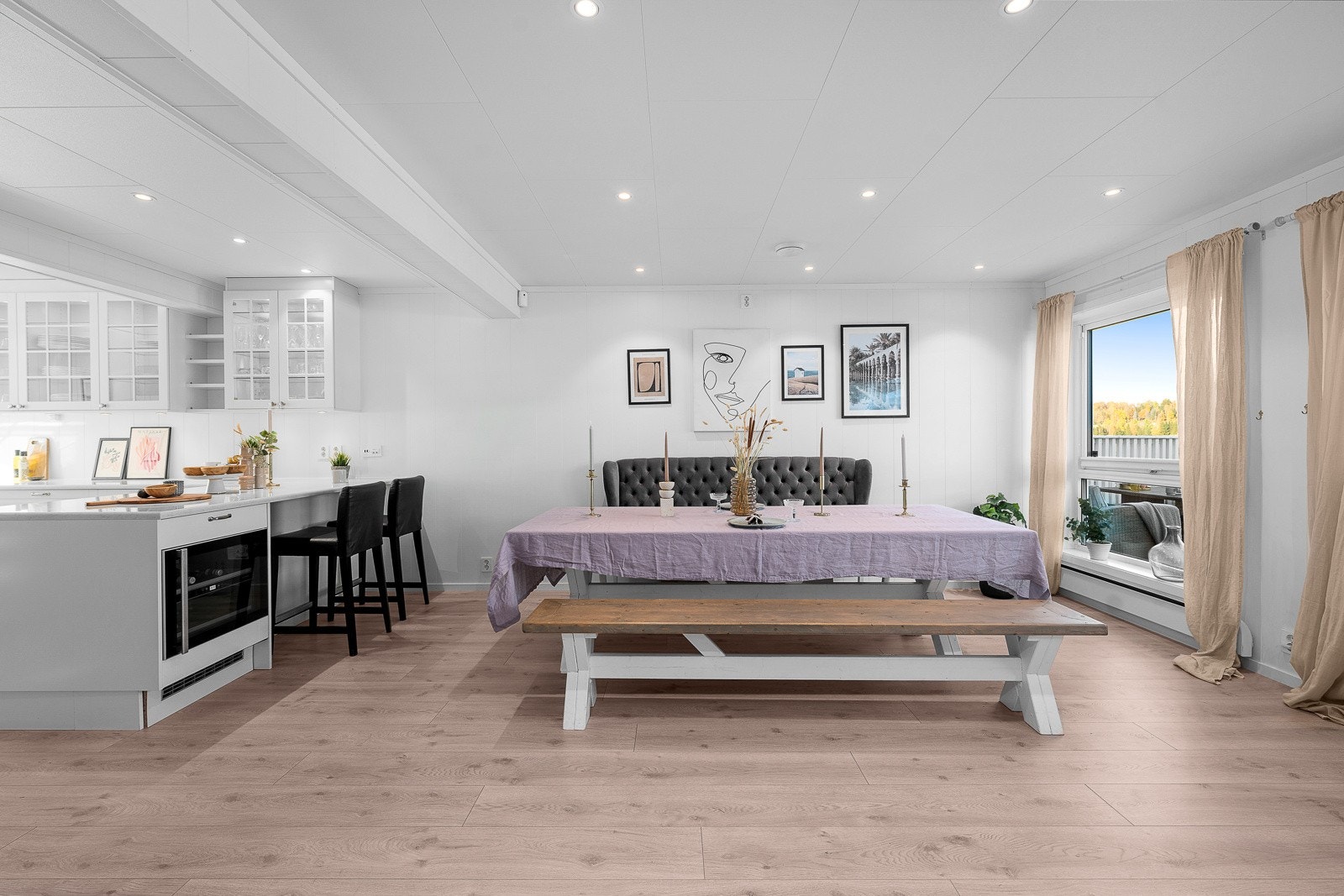 Det er god plass til større spisebord og langbord i stuen. Galleribilde