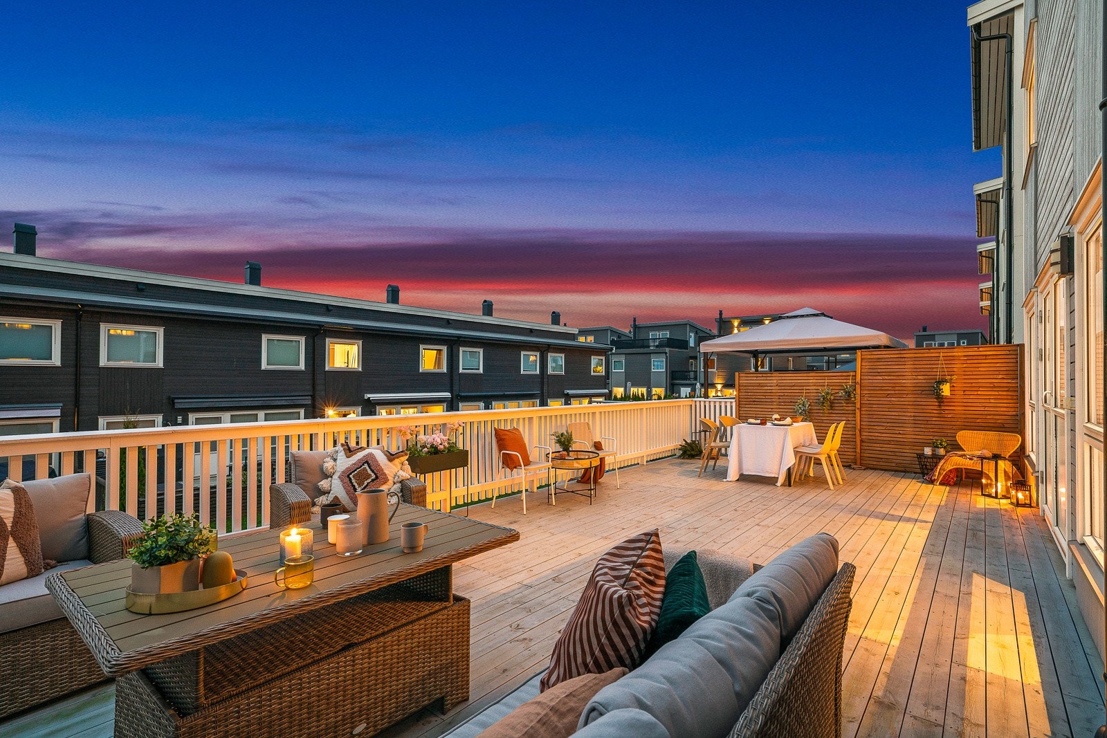 Fra stuen i første etasje er det utgang til en nordøstvendt terrasse som var ny i 2020. Galleribilde