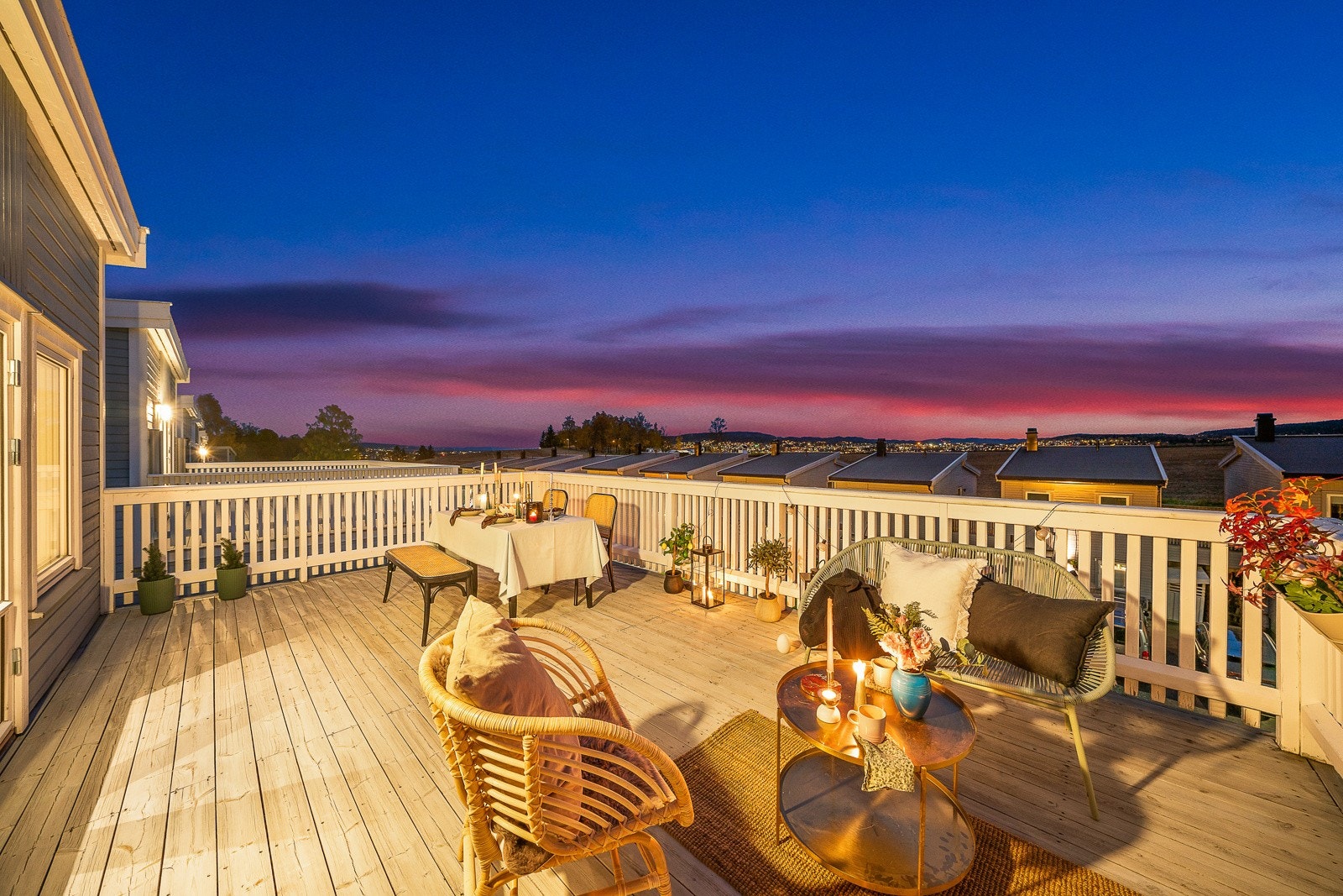 Utsikten mot åker, skog og storby er fantastisk og blir ikke mindre vakker i skumringen når solen farger himmelen rød og gatelysene blinker som diamanter. Galleribilde