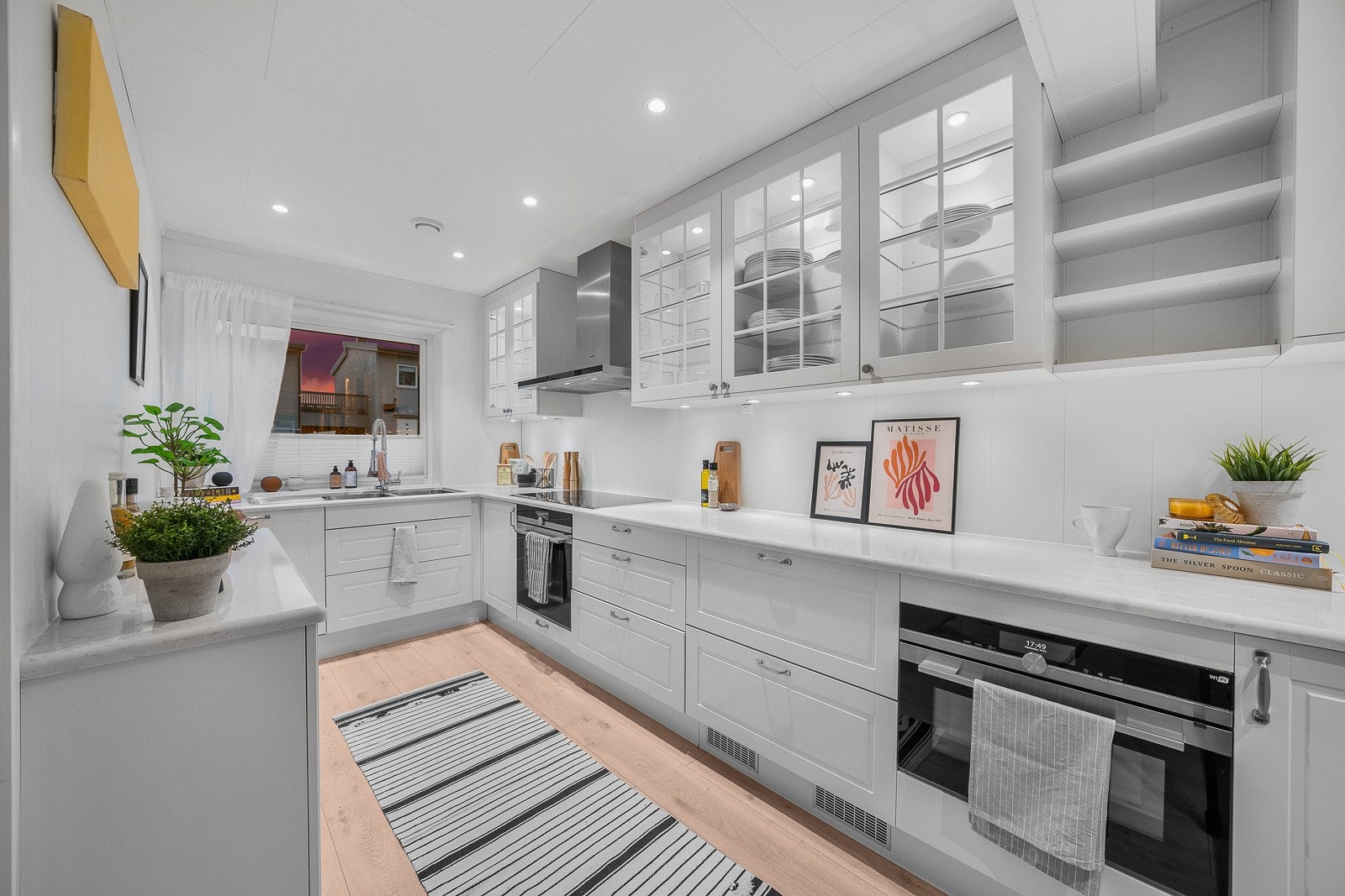 Kjøkkenet er både funksjonelt og moderne. Benkeplatene er polert kvartskompositt og har nedfelt, dobbel oppvaskkum i rustfritt stål. Galleribilde