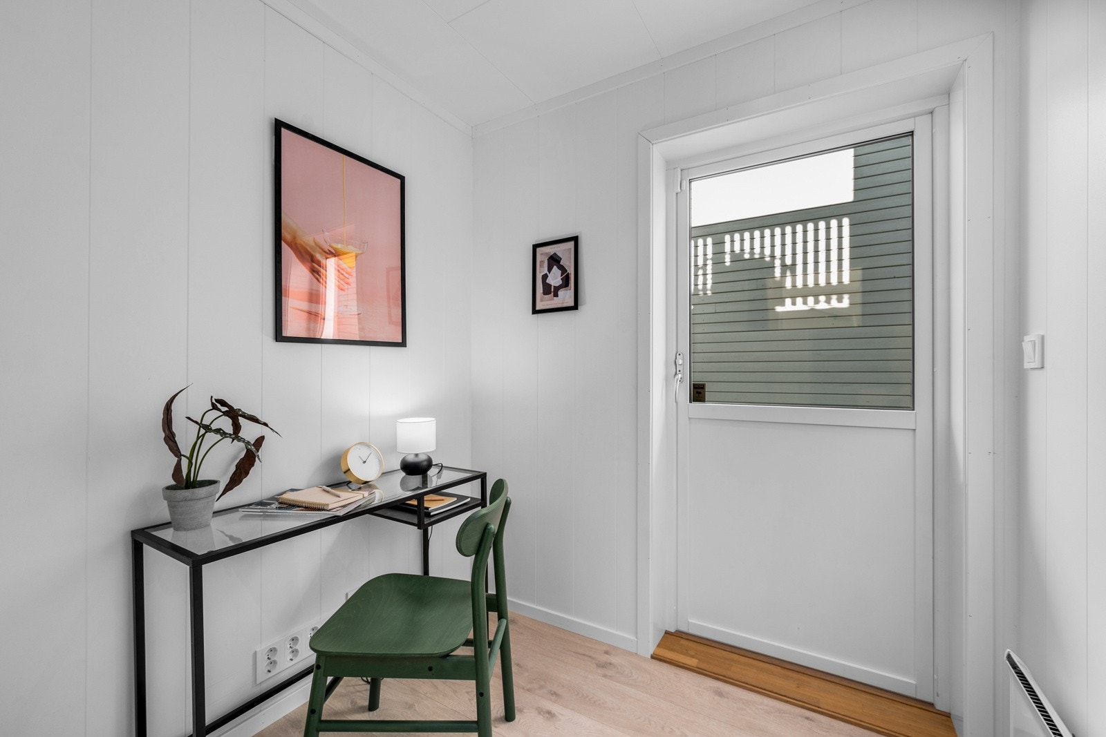 Det innredede rommet har utgang til terrasse og kan fint benyttes til kontor eller garderobe. Også her rikelig med stikkontakter og kablet nettverk. Galleribilde