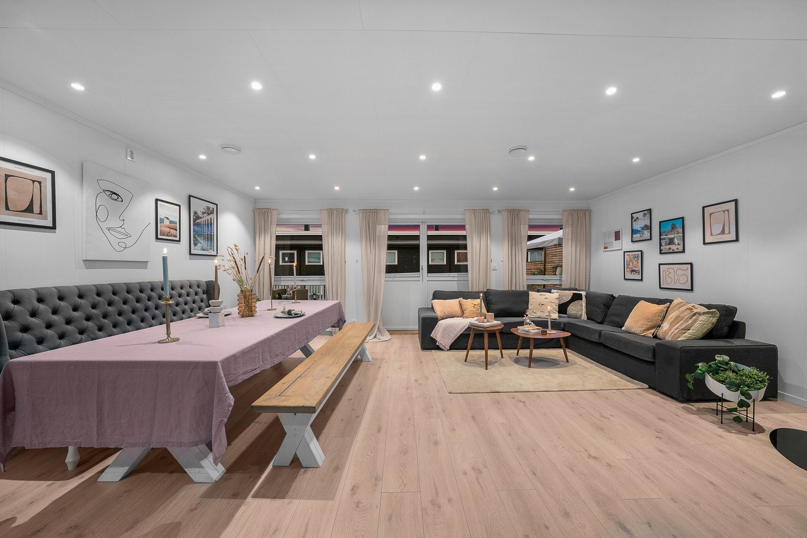 I grensen mot kjøkkenet er det naturlig med et spisebord og i en litt mer tilbaketrukket del av stuen er det god plass til en hjørnesofa og tv-løsning. Galleribilde