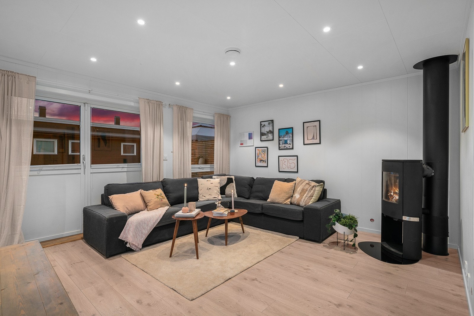 Dagslyses suppleres med velplasserte downlights i skumringen. Galleribilde