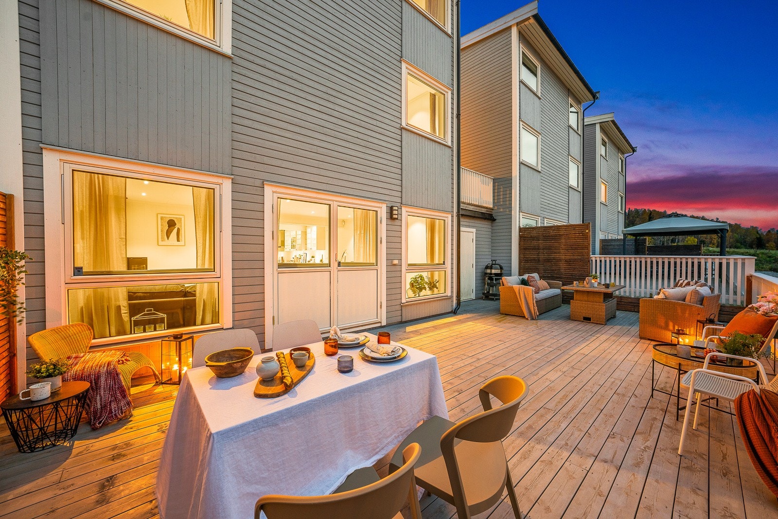 Terrassen strekker seg ut i hele boligens bredde og er på deilige 47 kvm! Galleribilde