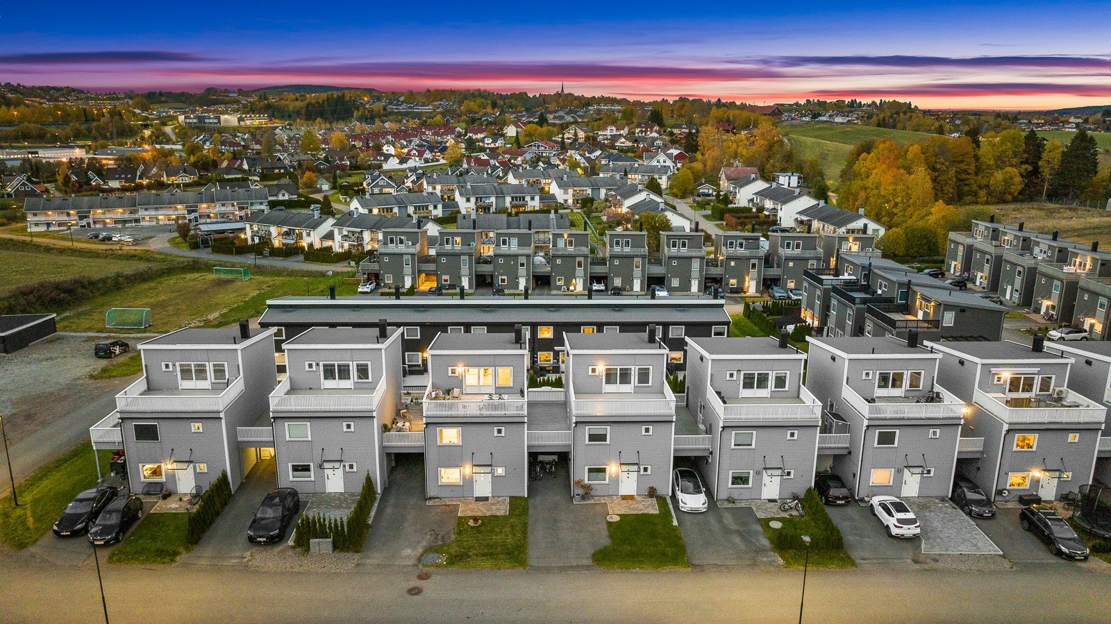 Her bor man med nærhet til skoler, barnehager, offentlig kommunikasjon, så vel som et rikt utvalg av fasiliteter og servicetilbud. Galleribilde