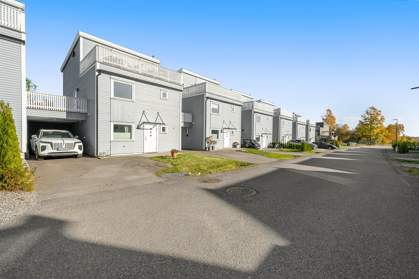 Carporten har plass til større familiebil og to biler til på oppstillingsplassen. Sykler og motorsykler får fortsatt plass innerst i carporten. Galleribilde