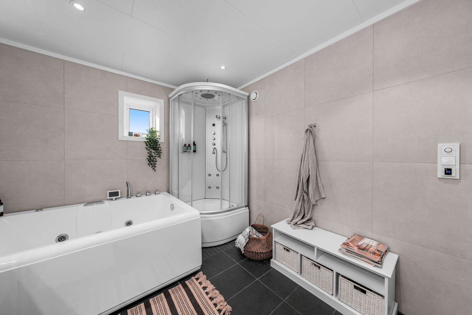 Badet i andre etasje er familievennlig innredet og romslig. Stemningslys både i dusjkabinett og i 2-manns boblebadet Galleribilde